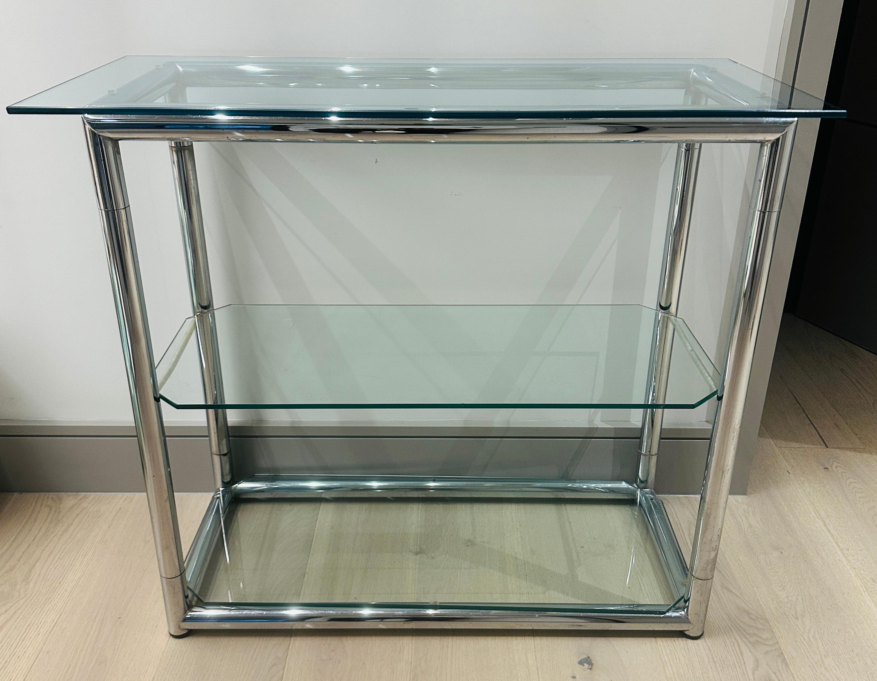 1970 Pequeña estantería vintage tubular de metal cromado pulido y cristal Belga en venta