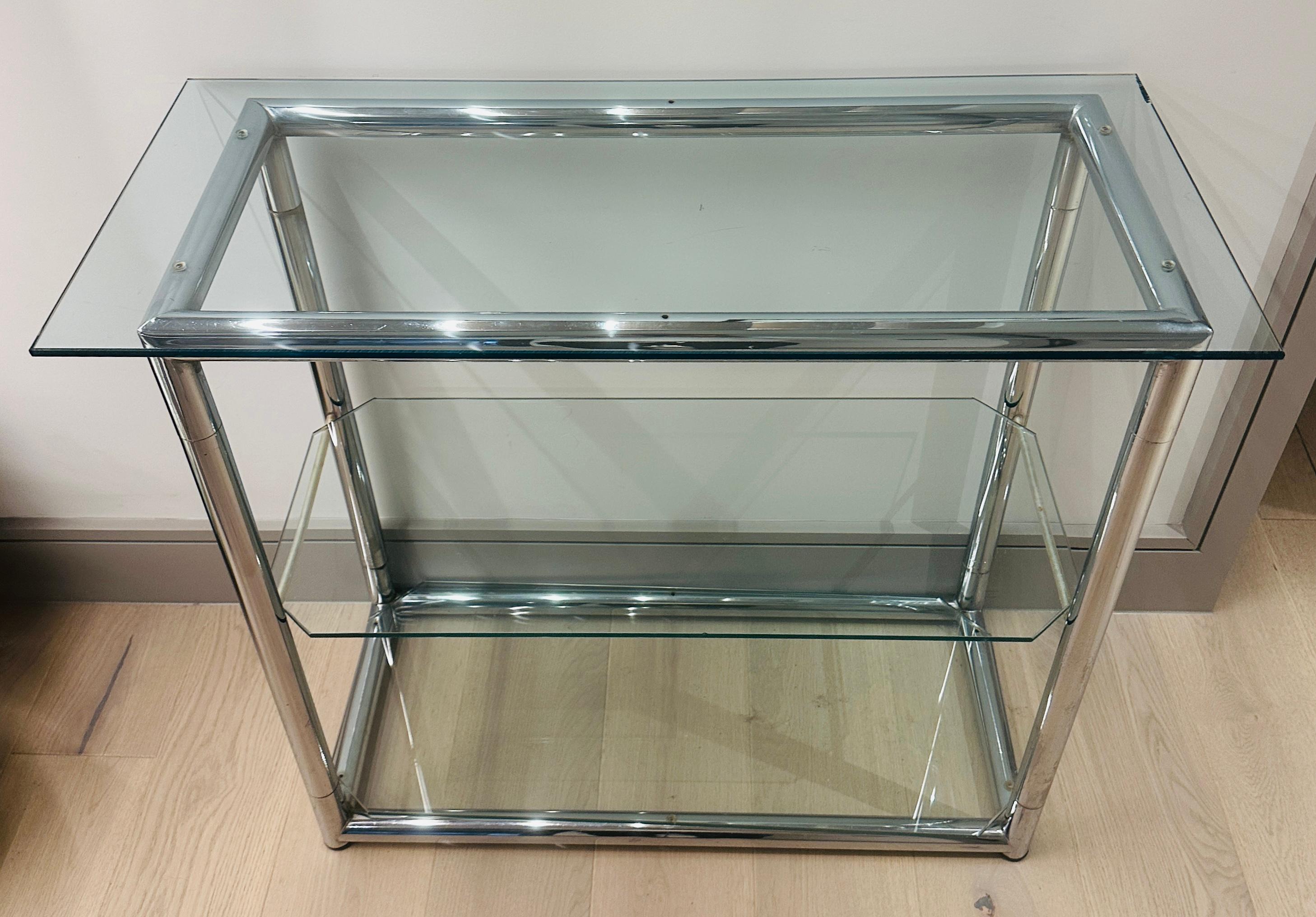1970 Pequeña estantería vintage tubular de metal cromado pulido y cristal Pulido en venta