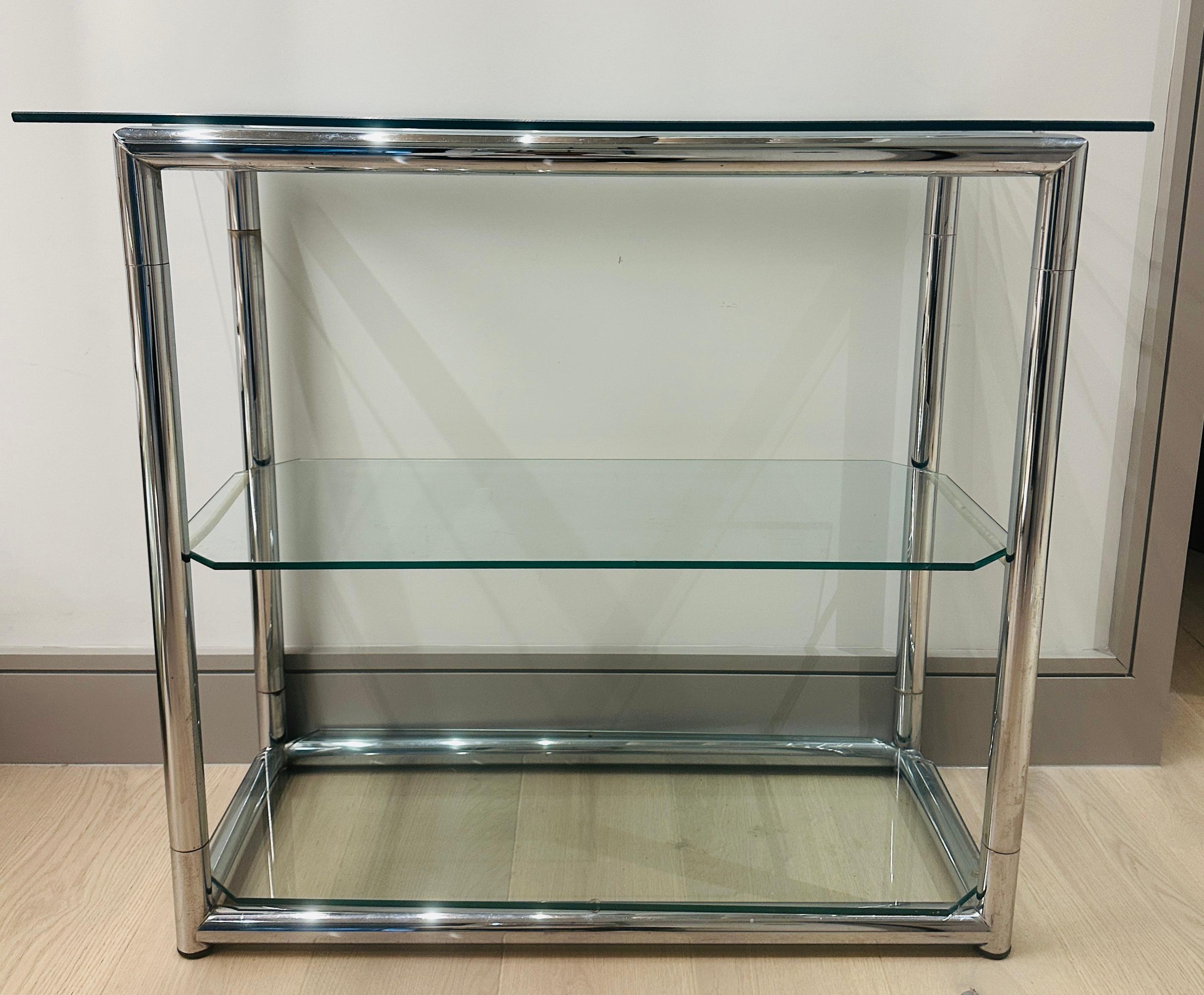 1970 Pequeña estantería vintage tubular de metal cromado pulido y cristal en Bueno estado para la venta en London, GB