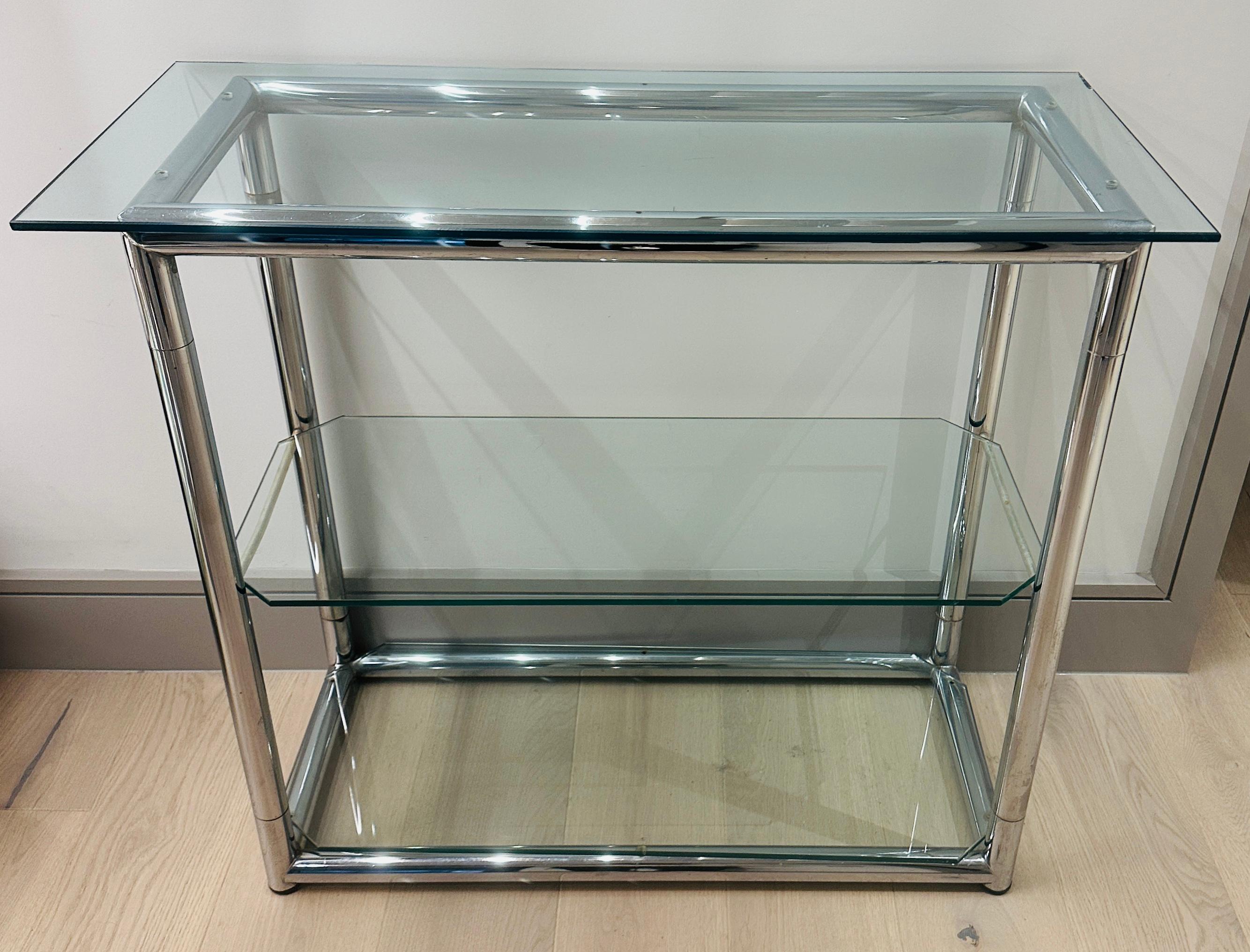 1970 Pequeña estantería vintage tubular de metal cromado pulido y cristal siglo XX en venta