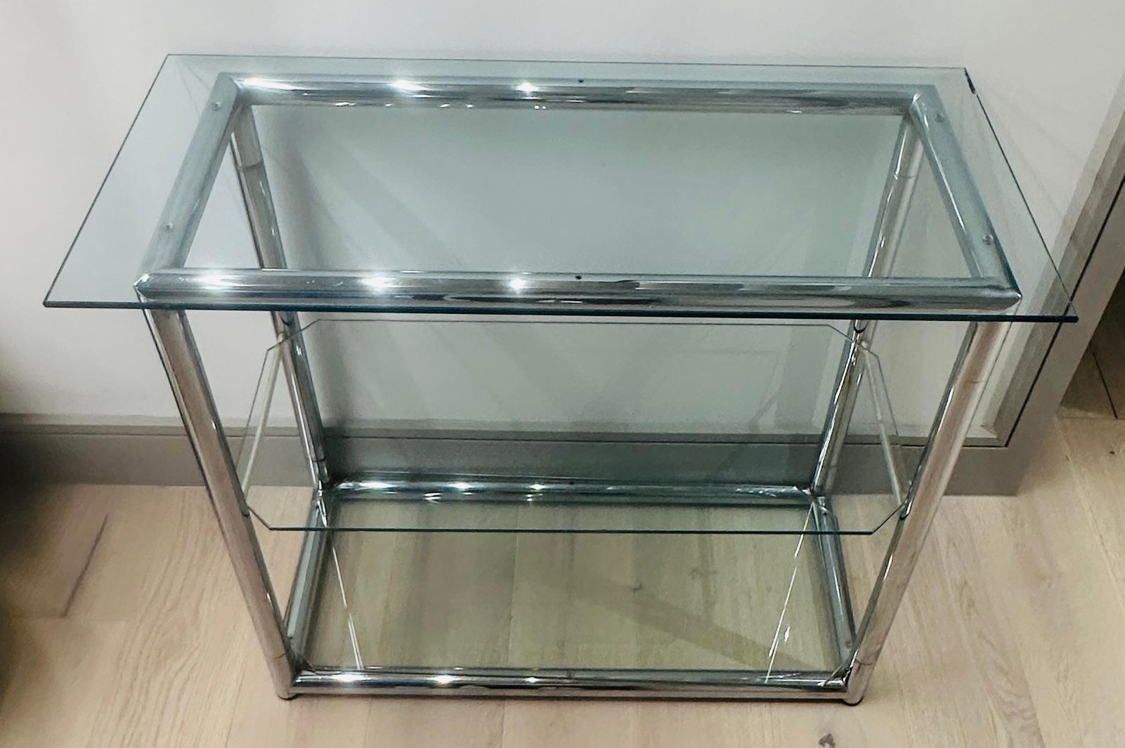 1970 Pequeña estantería vintage tubular de metal cromado pulido y cristal Metal en venta