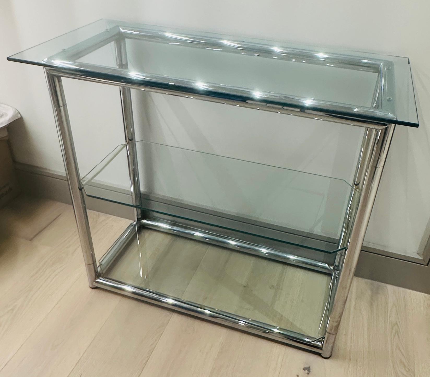 1970 Pequeña estantería vintage tubular de metal cromado pulido y cristal en venta 1