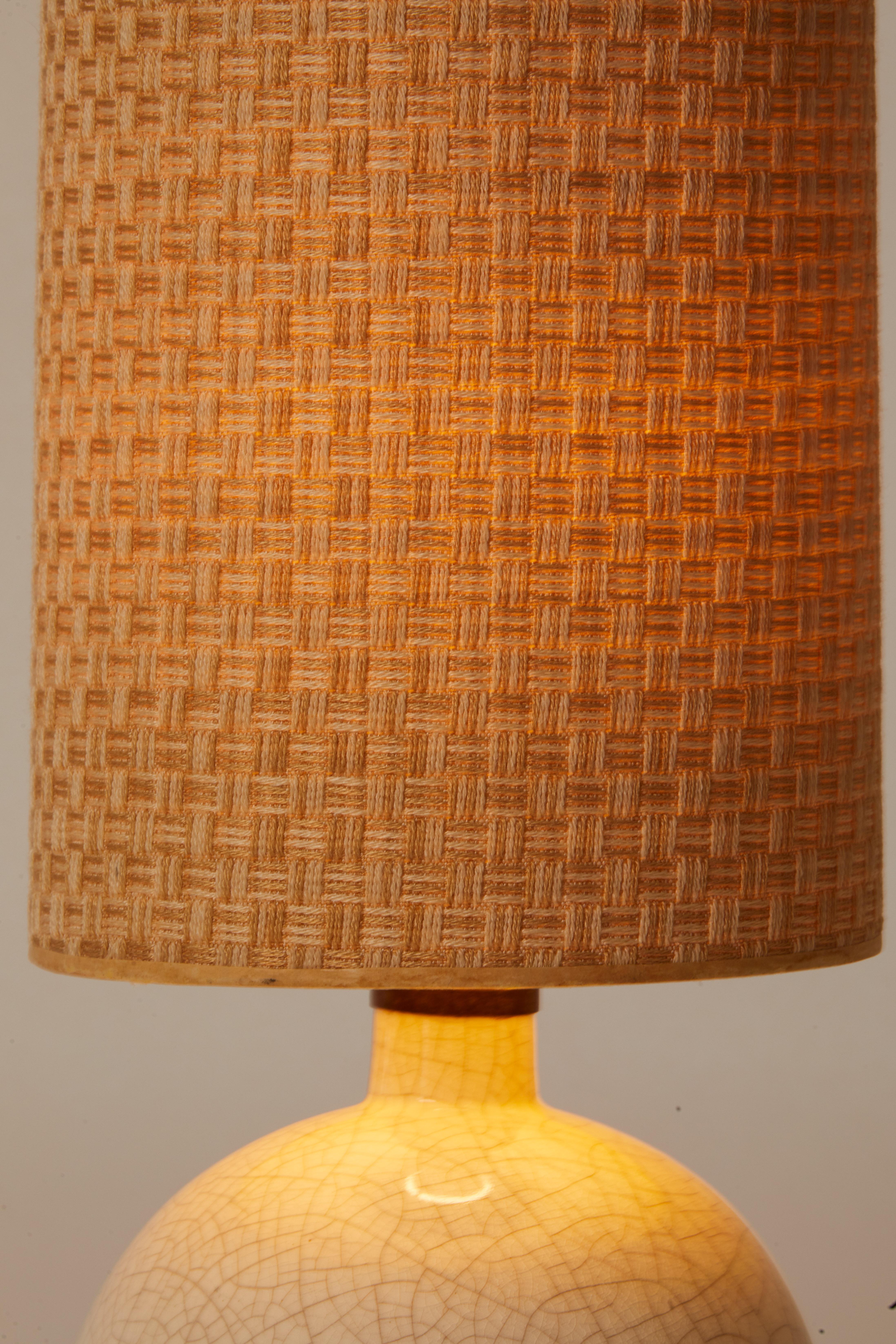 European 1970s Small White Crackled Table Lamp with Original Brown Woven Lampshade For Sale