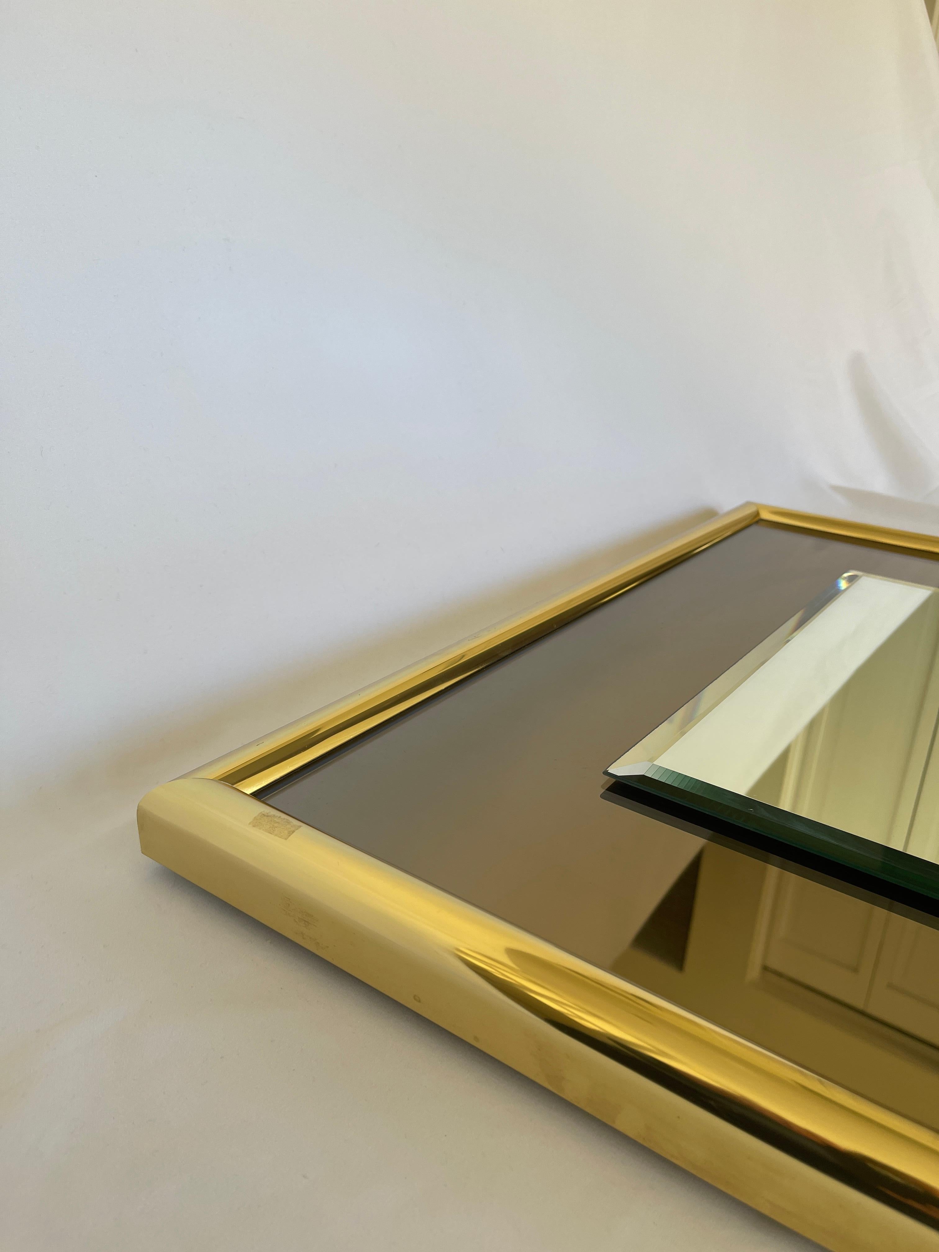 Espejo rectangular de cristal ahumado de los años 70 con marco de latón Metalistería en venta