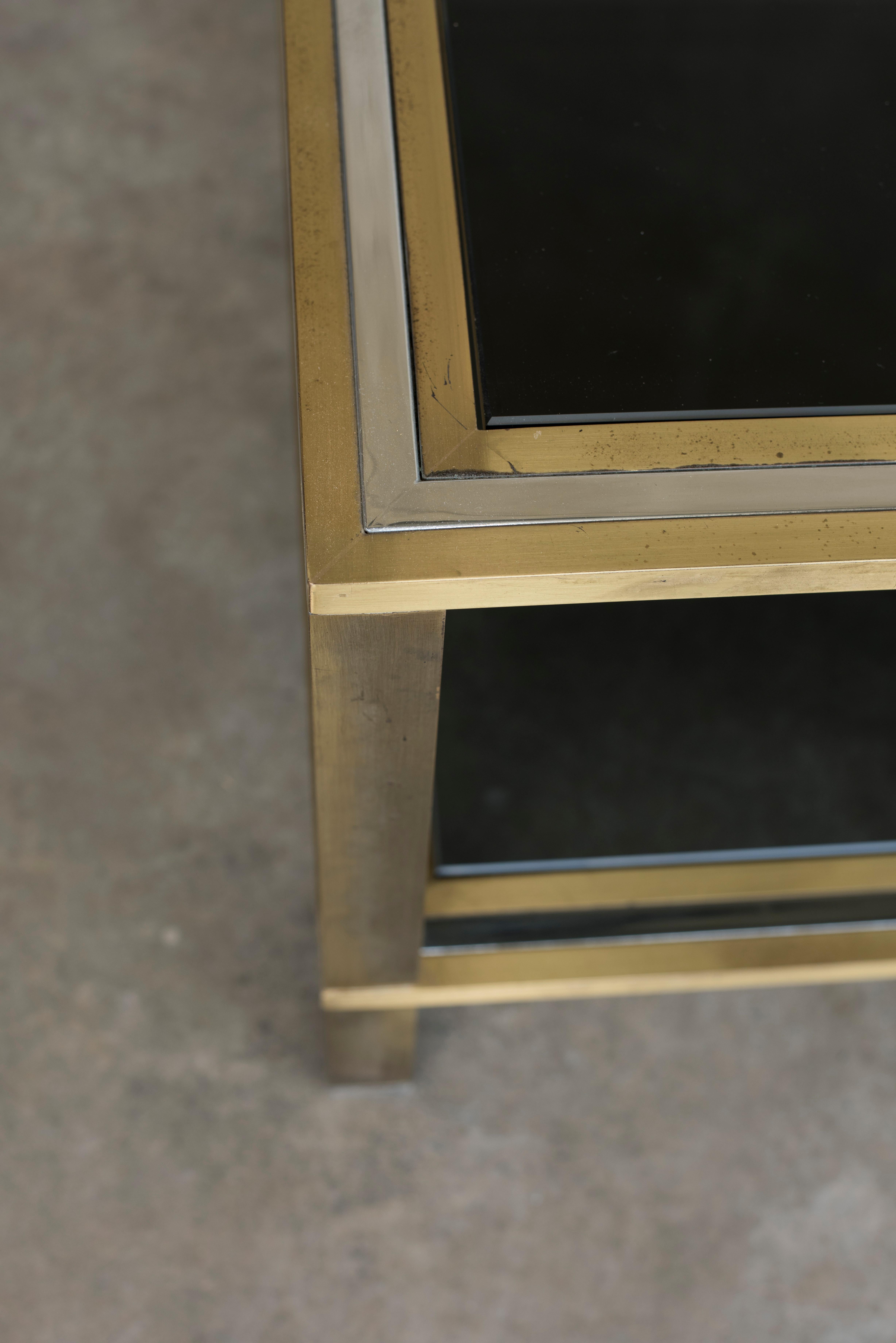 Moderne Table basse à structure en acier chromé et laiton en verre fumé des années 1970 en vente