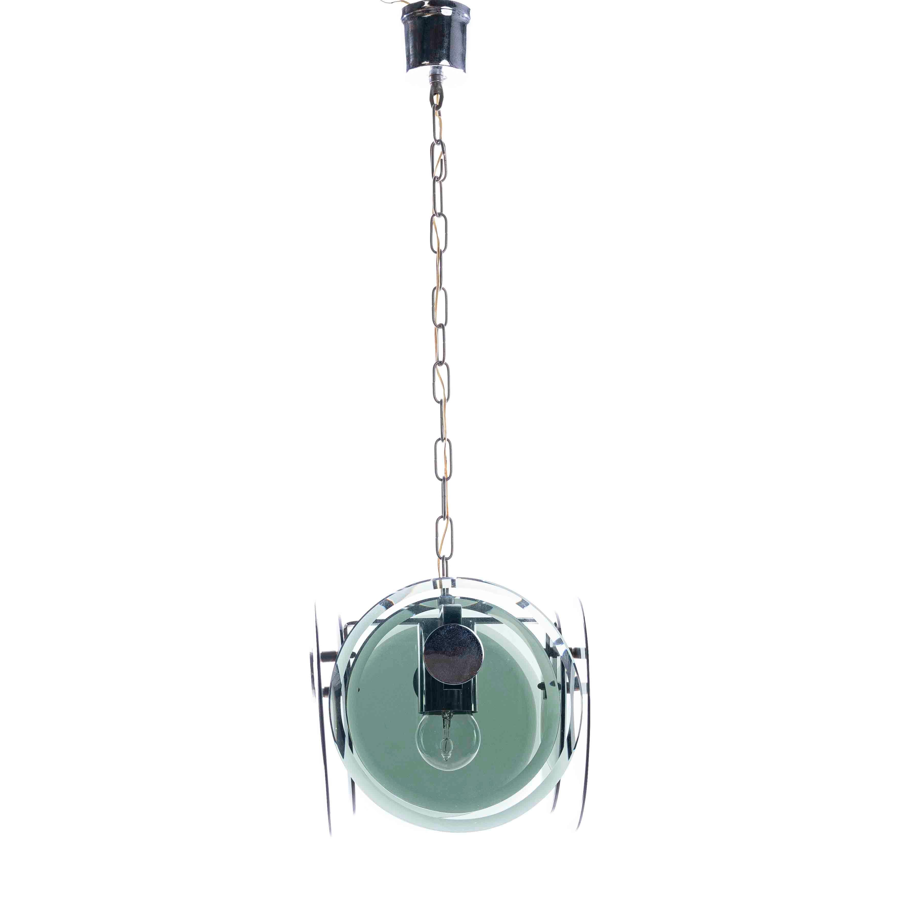 Marvelous one-light Pendant. 4 arms attached to the chrome center with on each arm 2 tinted color round-cut glass, of 21 cm. Manufactured circa 1970s and in good condition.

 