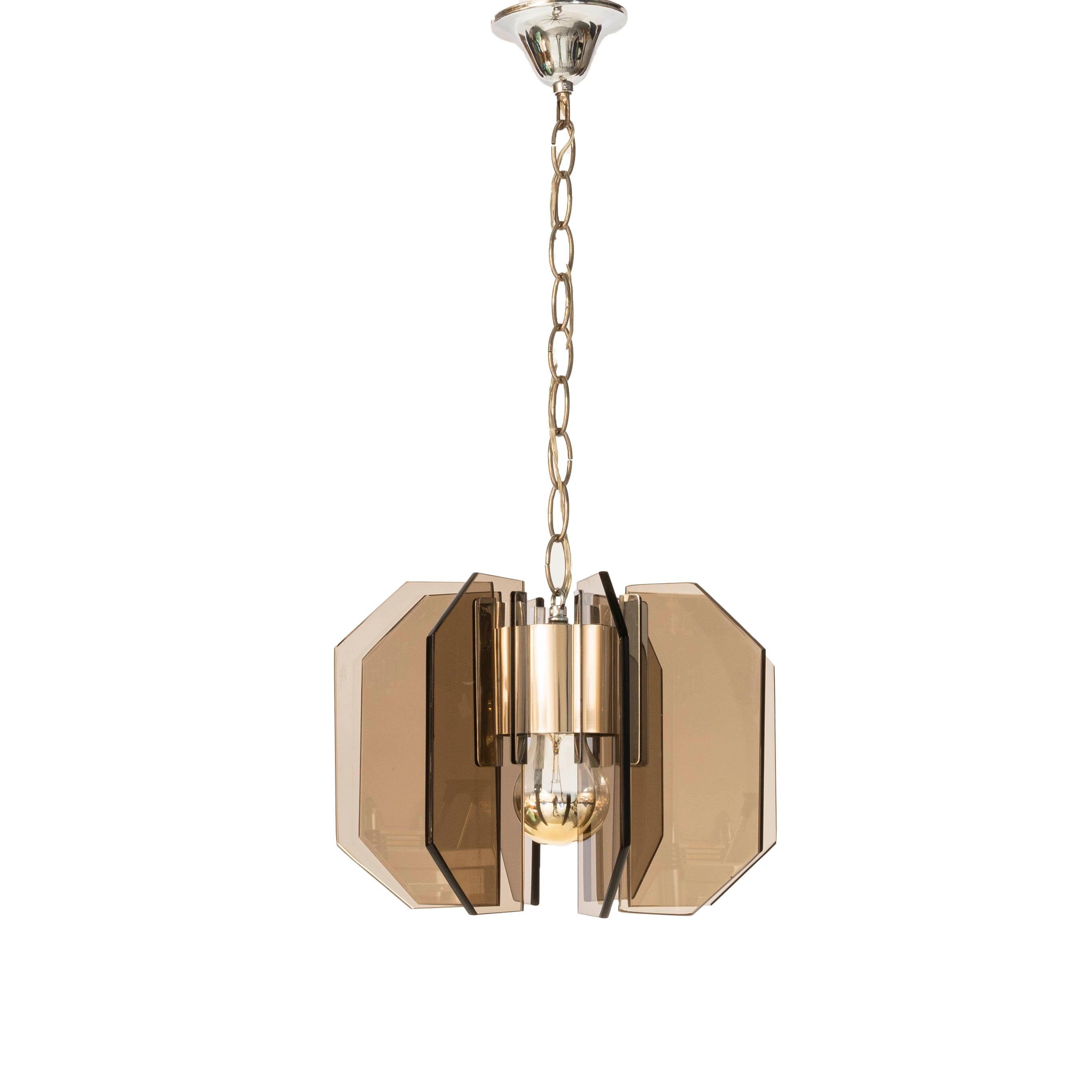 Majestic one-light pendant, 8 smokey glass panels attached to the chrome center, circa 1970s and in good condition. Attributed to Veca.
Height without chain 20cm, 8 glass.
