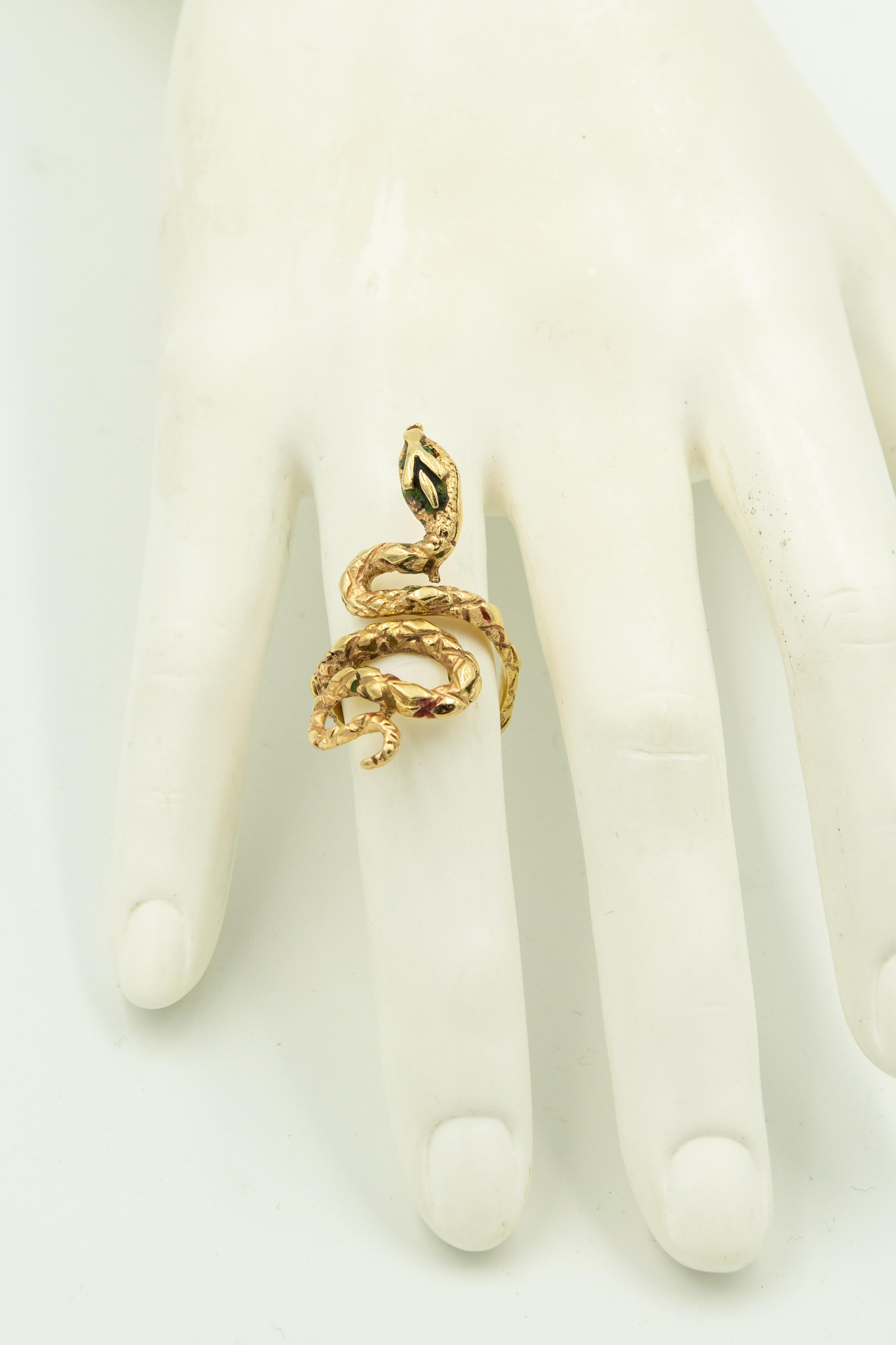 Round Cut 1970s Snake Ring Yellow Gold Ring with Emerald Eyes