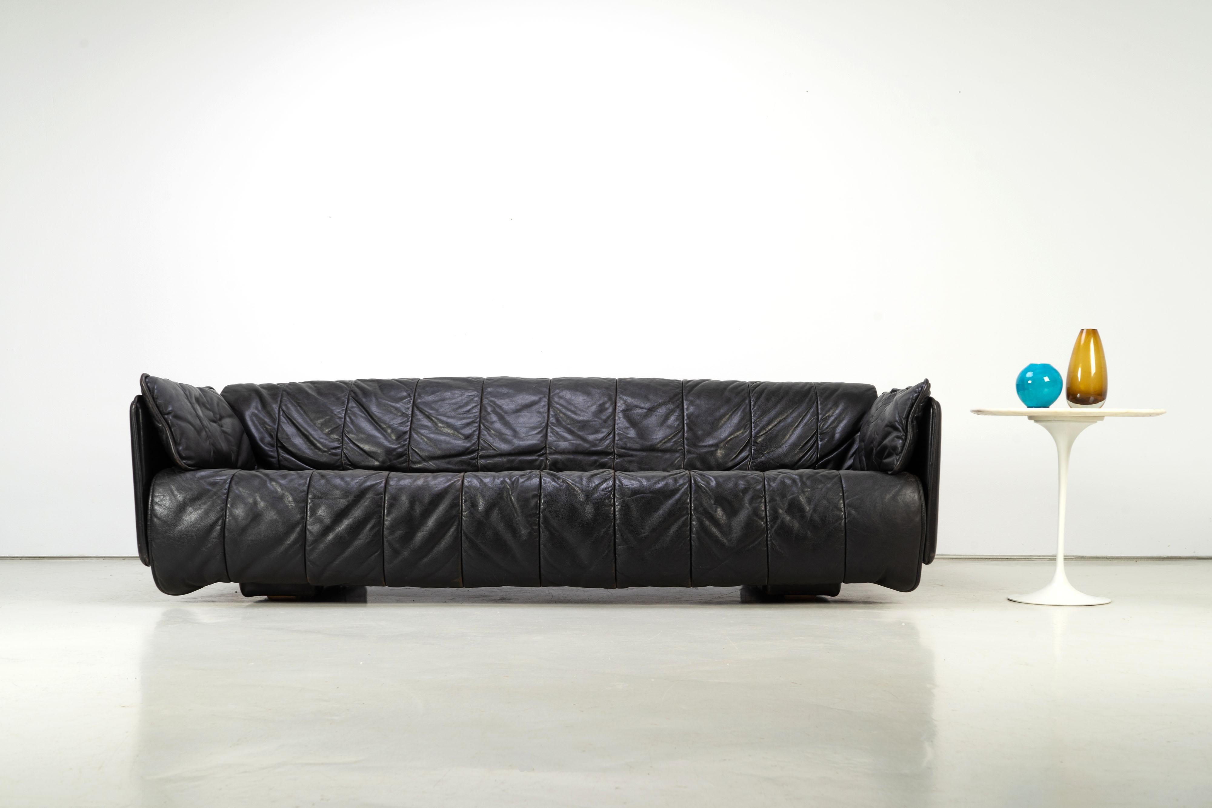 Freely positionable sofa by De Sede, made in Switzerland. This high quality three-seater can be converted into a formidable double bed with a width of 140 cm.