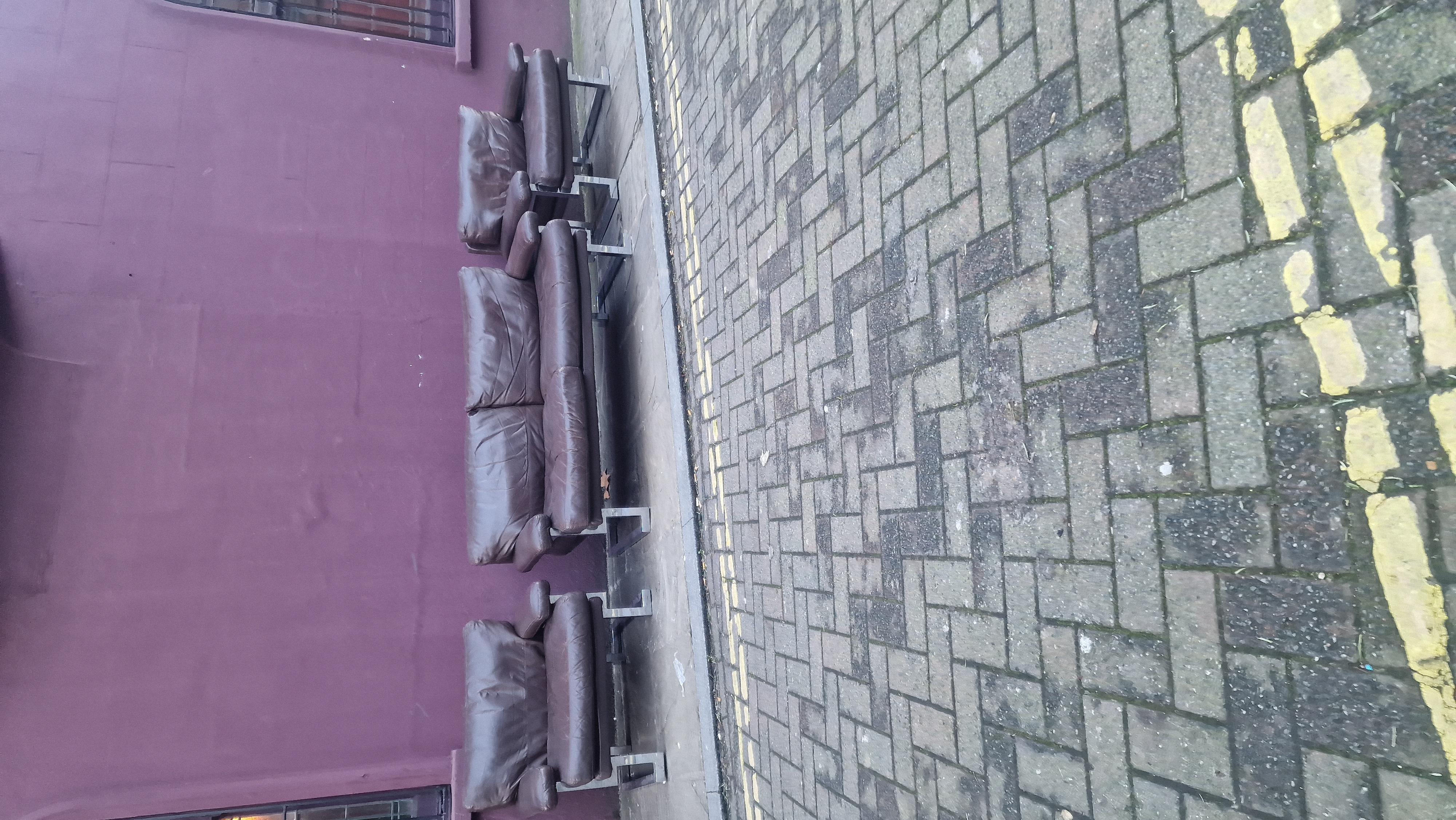 Cuir Deux fauteuils de canapé des années 1970 par Tim Bates en vente