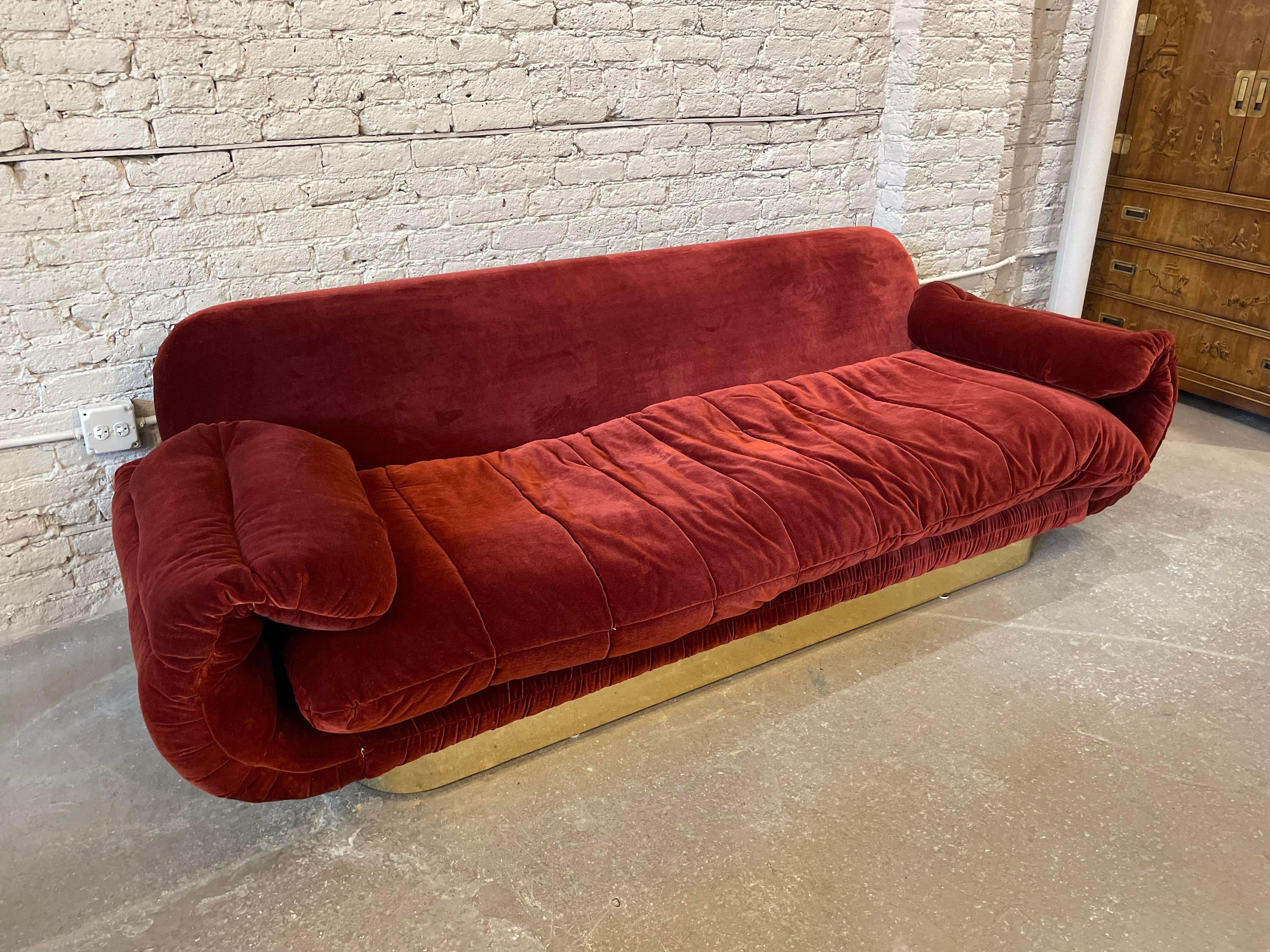 Absolutely breathtaking. Original condition in excellent condition. I also have a matching loveseat and smaller loveseat (56” and 66” wide). Check out my other listings.
