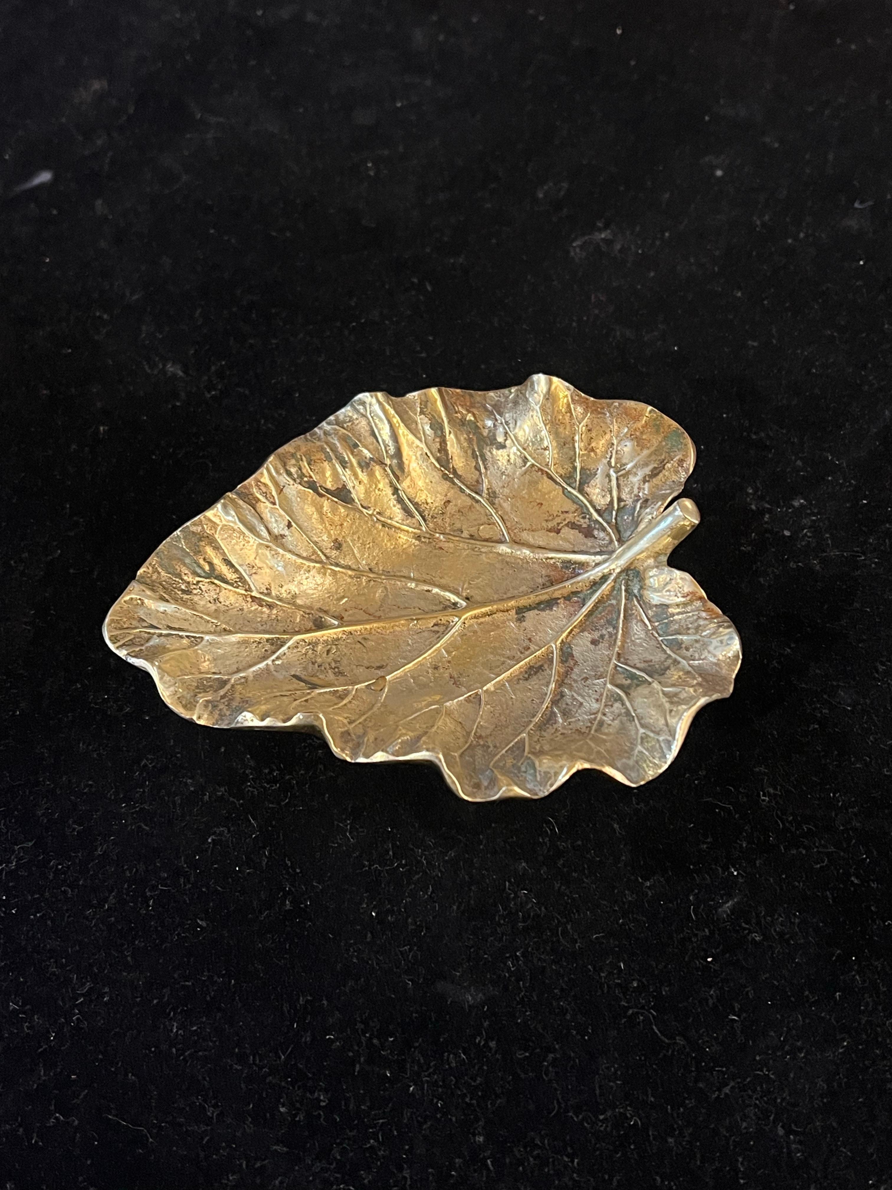1970's Massiv Messing Herbst Blatt Catch It All / Aschenbecher Dekorative Skulptur (Hollywood Regency) im Angebot