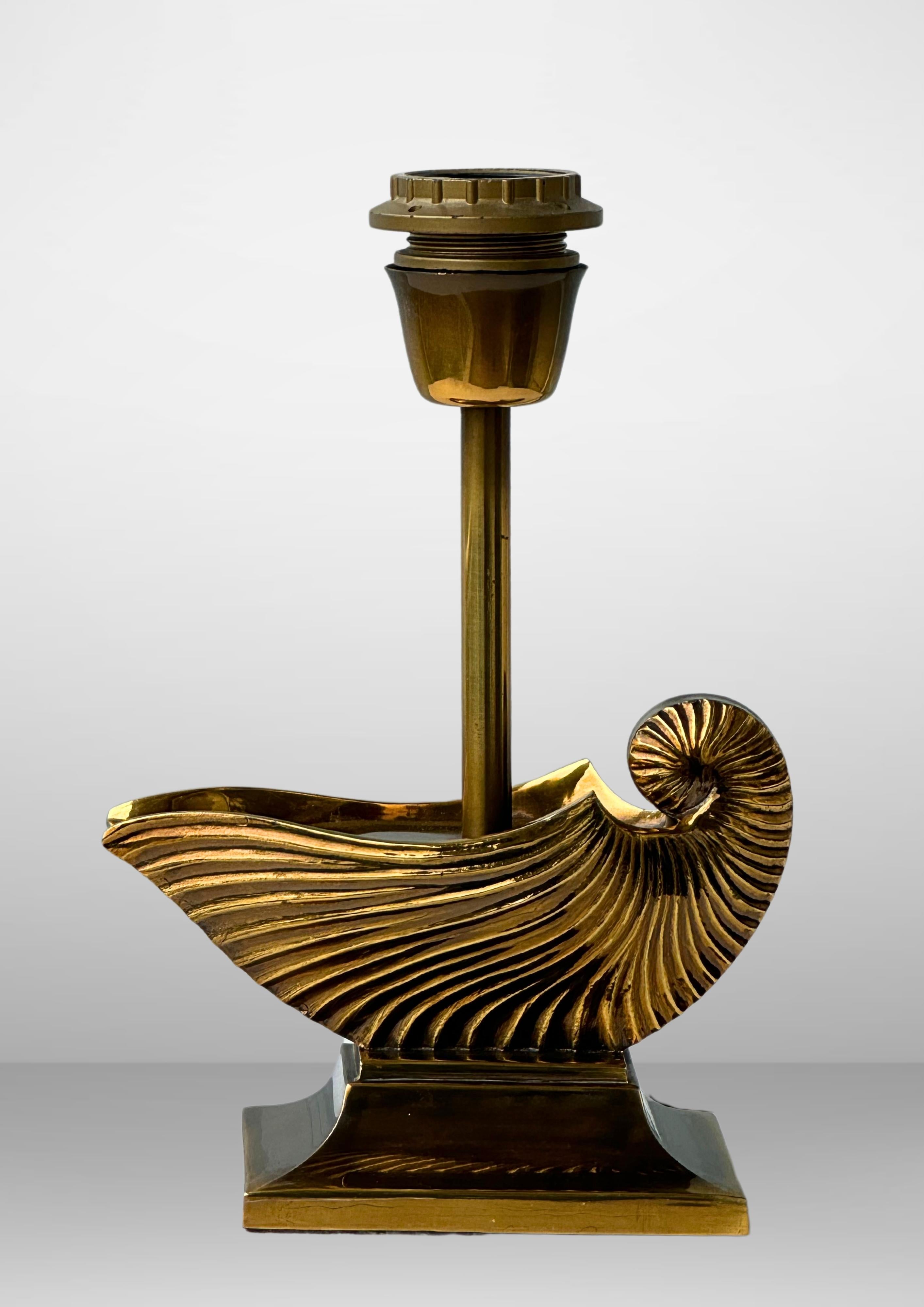 A 1970s solid brass seashell table lamp by Deknudt Belgium, model number 3742/1.
In the form of a single whole seashell.
Very delicately finished.
Unmounted, stands sleekly on its sleek brass platform.
Very elegant lamp.
Offered here with
