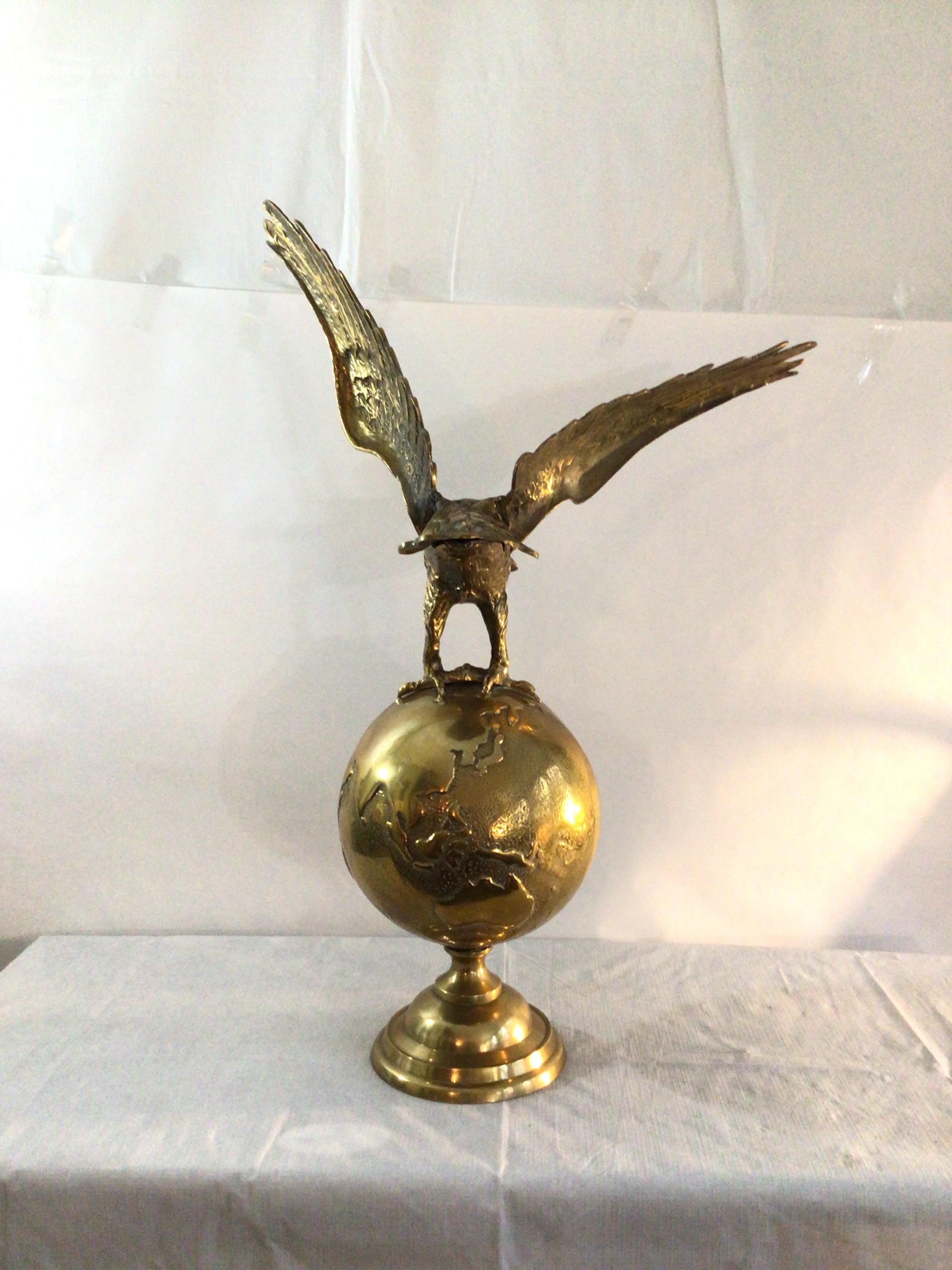 1970s Solid Cast Brass Eagle On World Statue In Good Condition In Tarrytown, NY