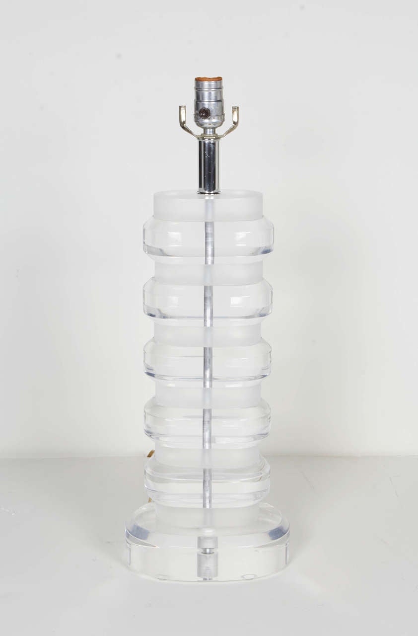 Dépoli Lampe de table en lucite massive des années 1970 dans le style de Karl Springer en vente