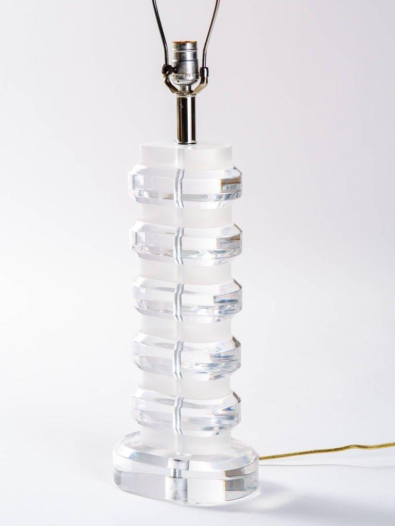 Lucite Lampe de table en lucite massive des années 1970 dans le style de Karl Springer en vente