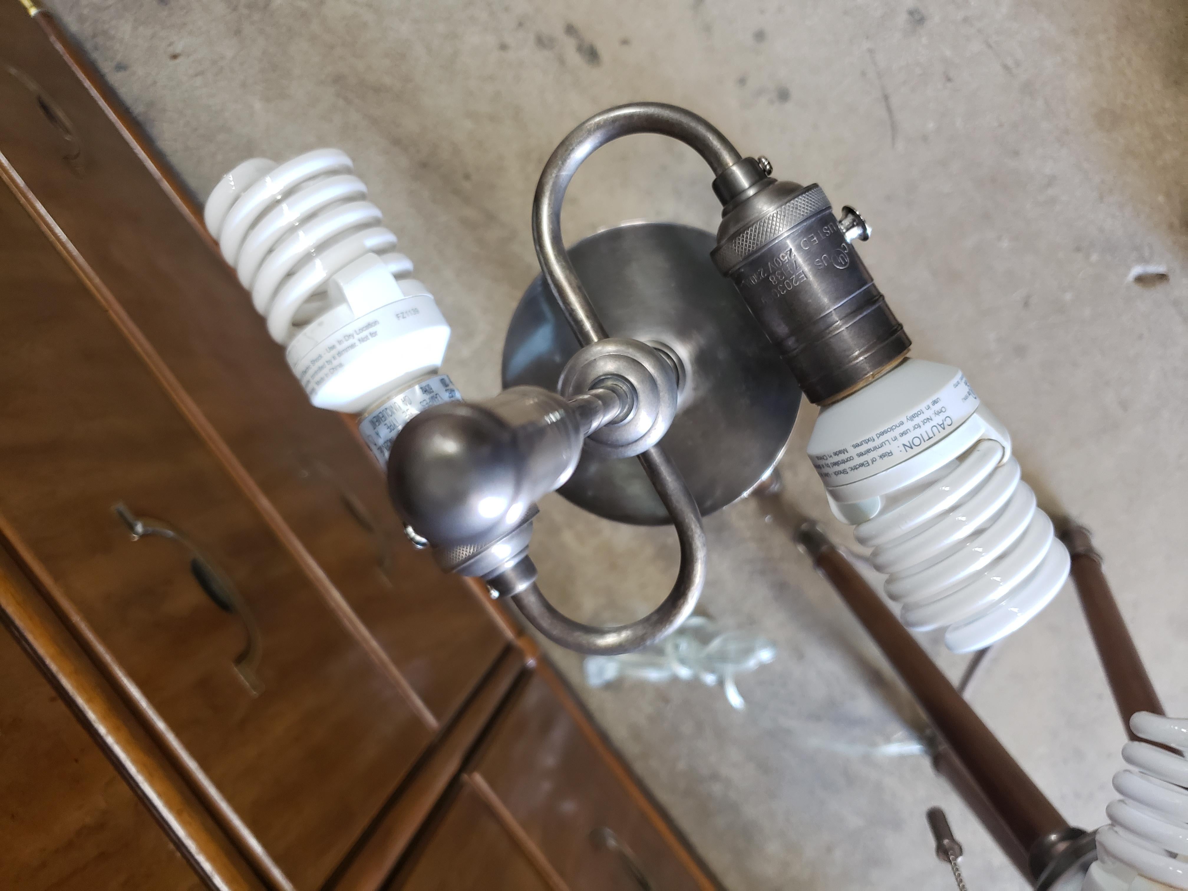Paire de lampes de bureau tripodes en érable massif et nickel des années 1970 en vente 2