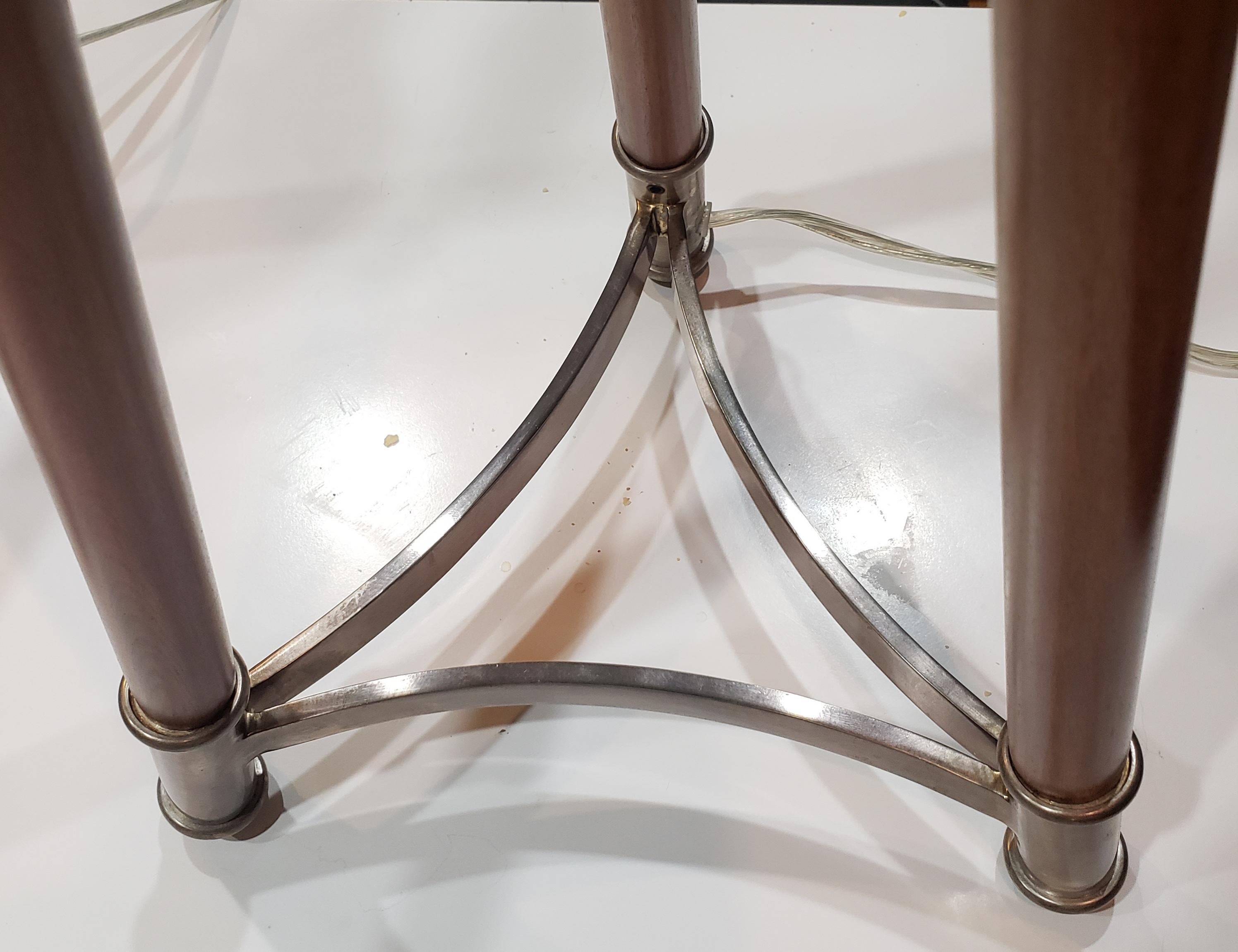 Mid-Century Modern Paire de lampes de bureau tripodes en érable massif et nickel des années 1970 en vente