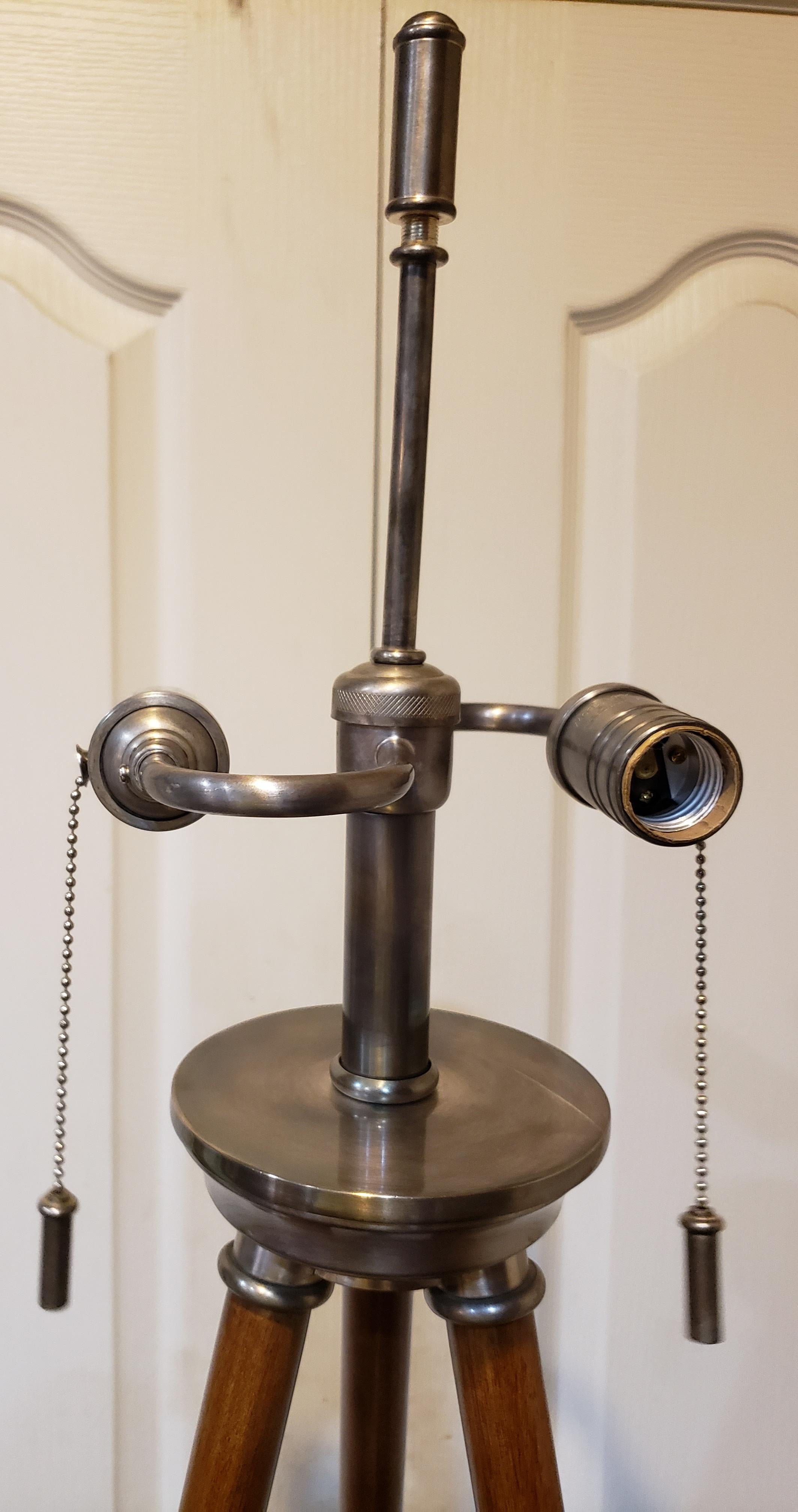 Dreibein-Tischlampen aus massivem Ahorn und Nickel aus den 1970er Jahren, ein Paar (Gebürstet) im Angebot