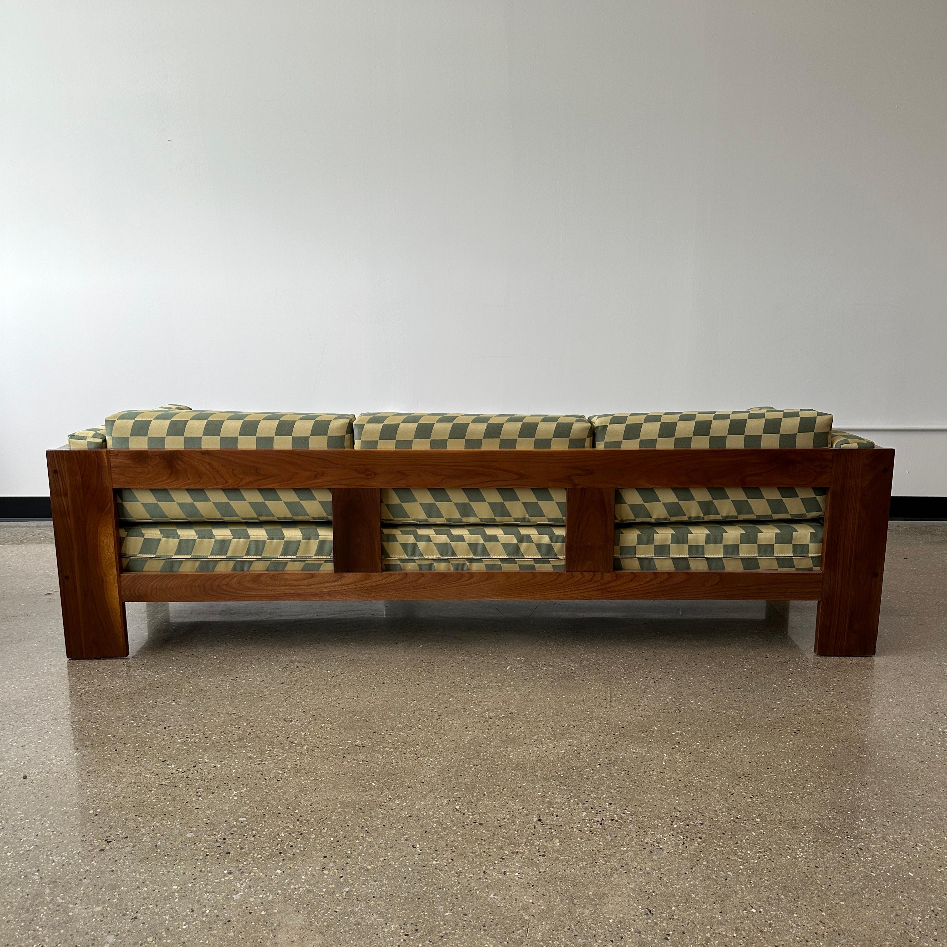 1970s Solid Walnut Sofa In Good Condition For Sale In Chicago, IL