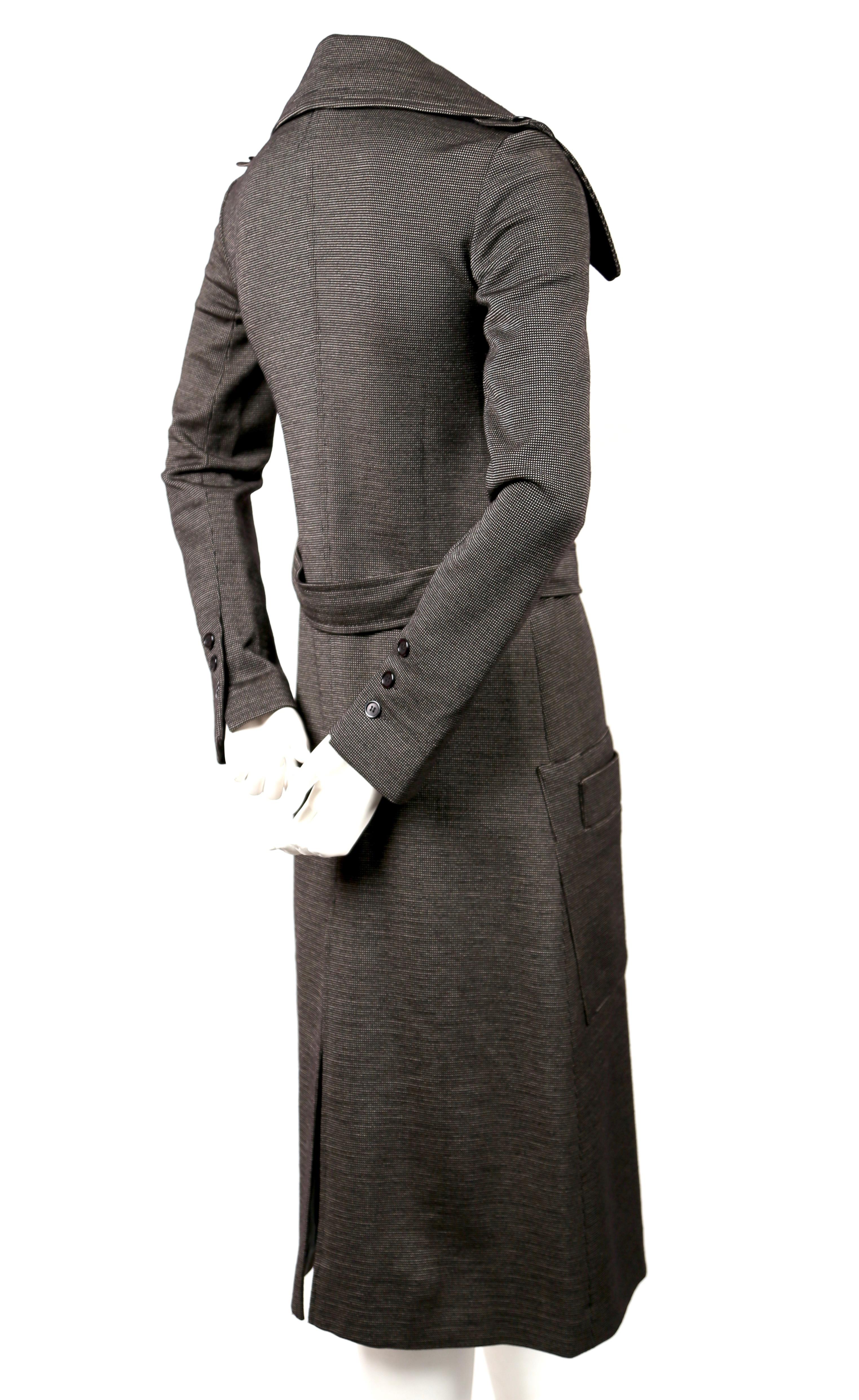 Sehr seltener, taillierter Trenchcoat aus Wolljersey von Sonia Rykiel aus den 1970er Jahren. Trench passt am besten einer US 2 bis zu einer sehr schmalen 4, da die Arme sehr lang und schmal sind. Ungefähre Maße: Schulter 14