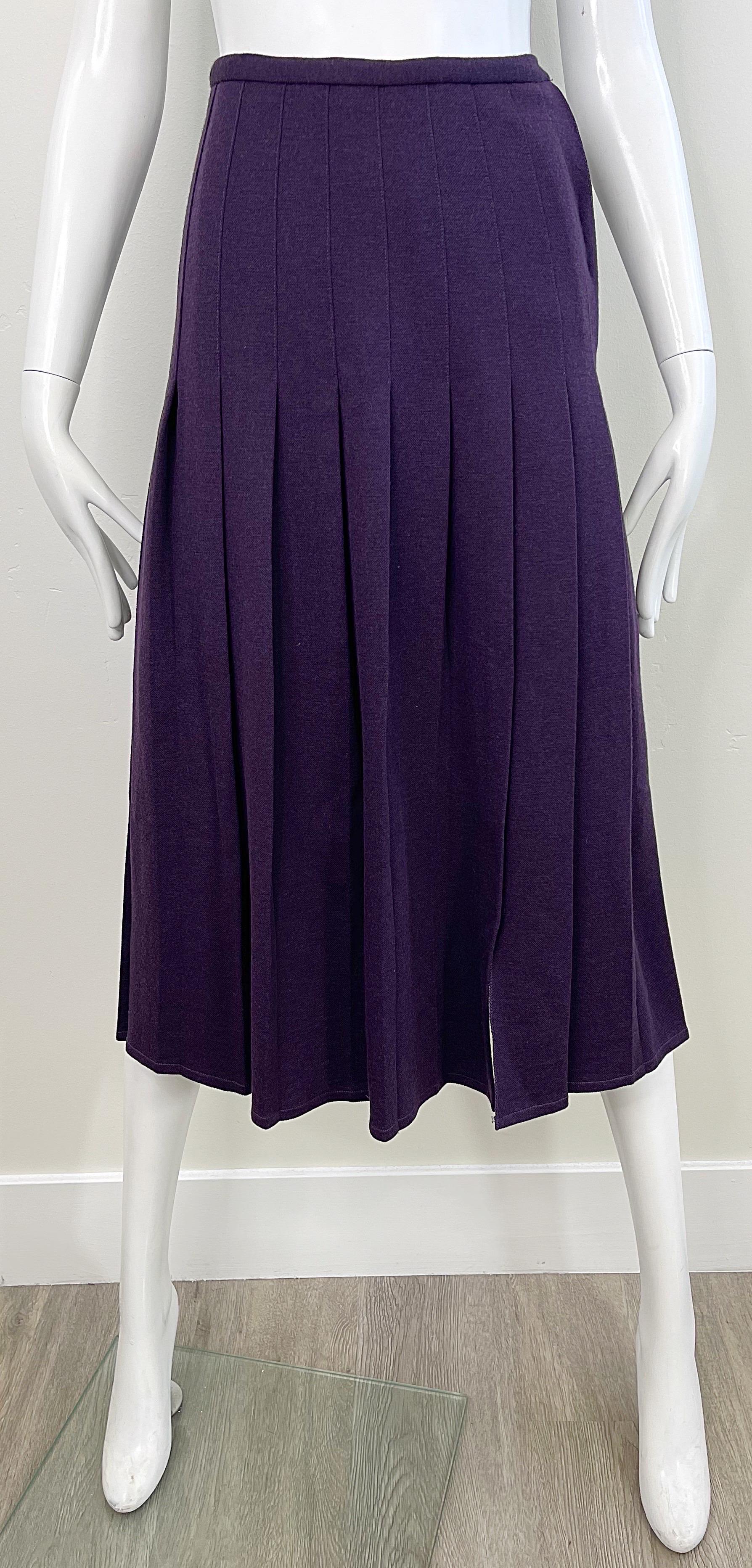 Chic jupe midi en laine SONIA RYKIEL fin des années 70, violet foncé / aubergine, à taille haute ! Fermeture à glissière cachée sur le côté avec fermeture à bouton / crochet et œillet. Peut facilement être habillé ou non. Associez-la à une blouse,
