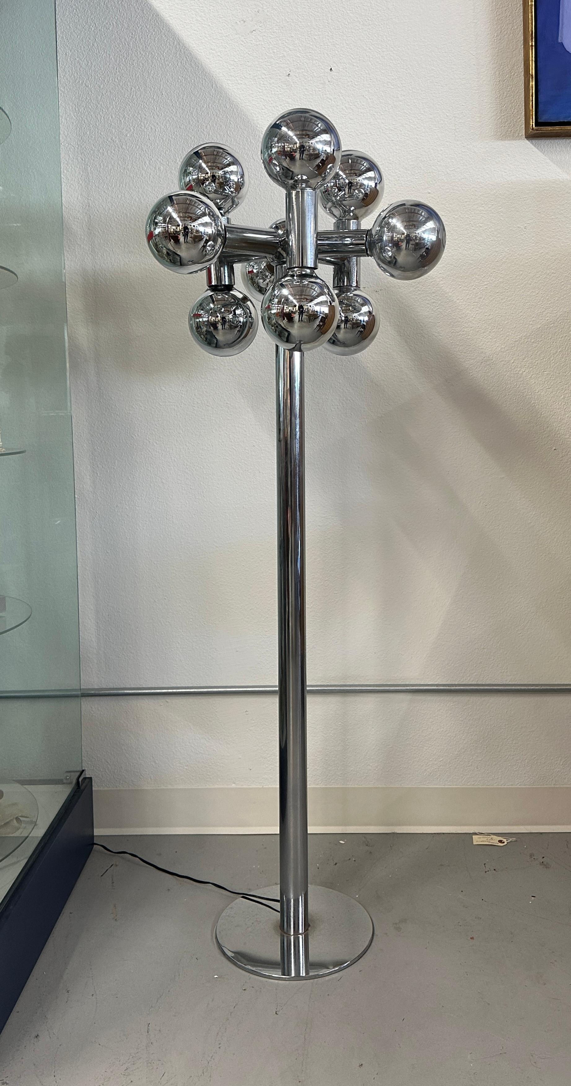 Lámpara de pie Sonneman Chrome Mirrored Globe de los años 70 Estadounidense en venta
