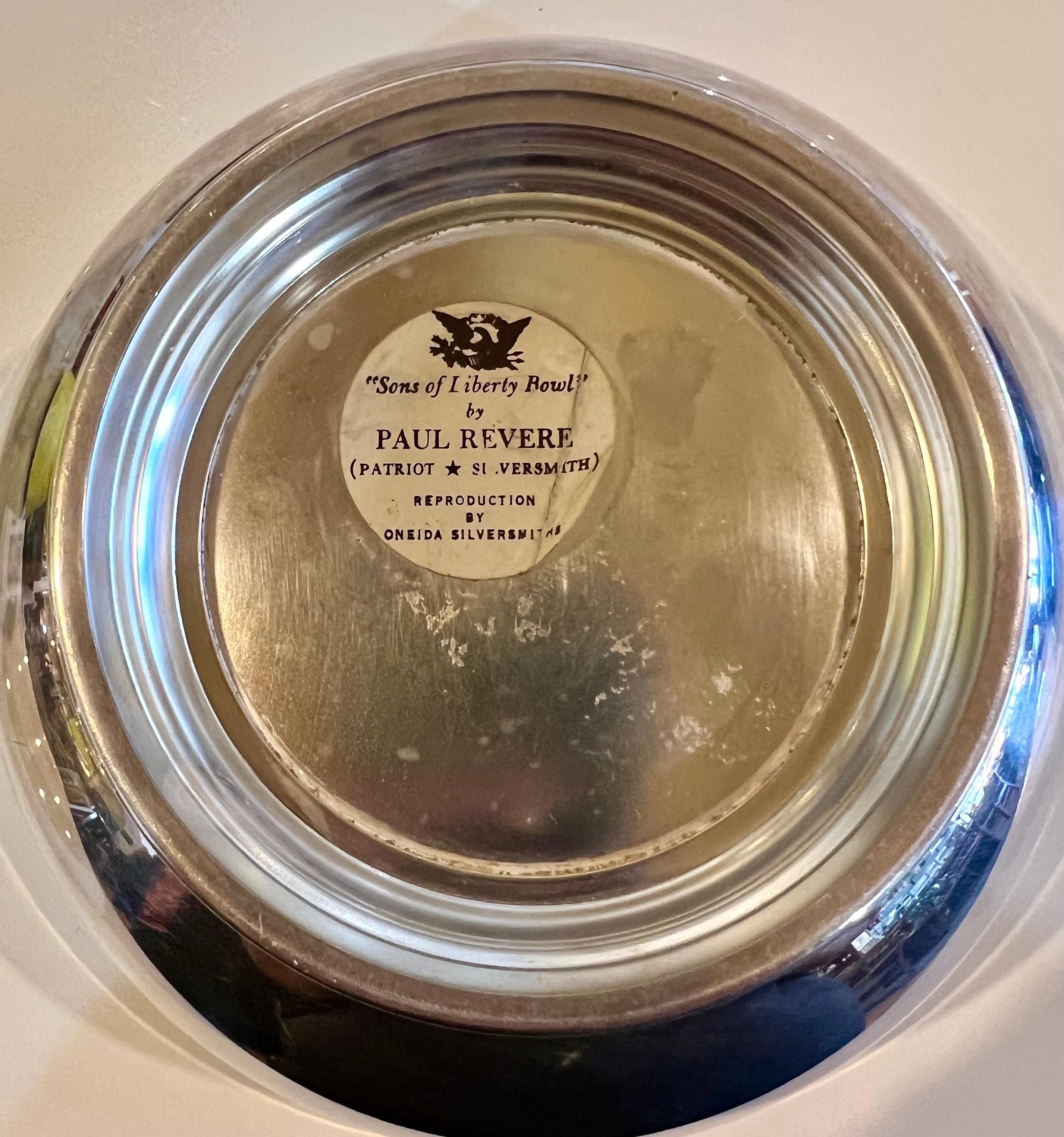 Émaillé Grand bol à pieds en métal argenté Sons of Liberty des années 1970 par Paul Revere pour Oneida en vente