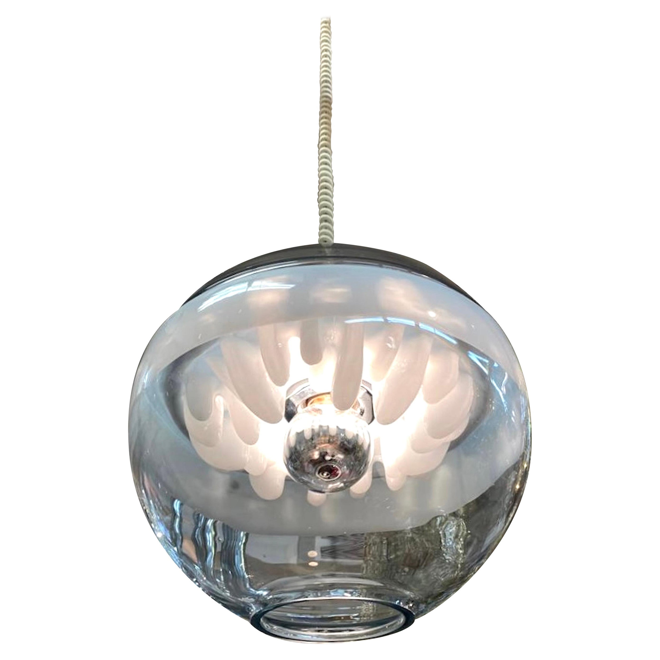 1970s  "Sothie", vetro italiano di Murano  Lampada a sospensione soffiata a mano in bianco e trasparente