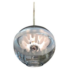 1970s  "Sothie", vetro italiano di Murano  Lampada a sospensione soffiata a mano in bianco e trasparente