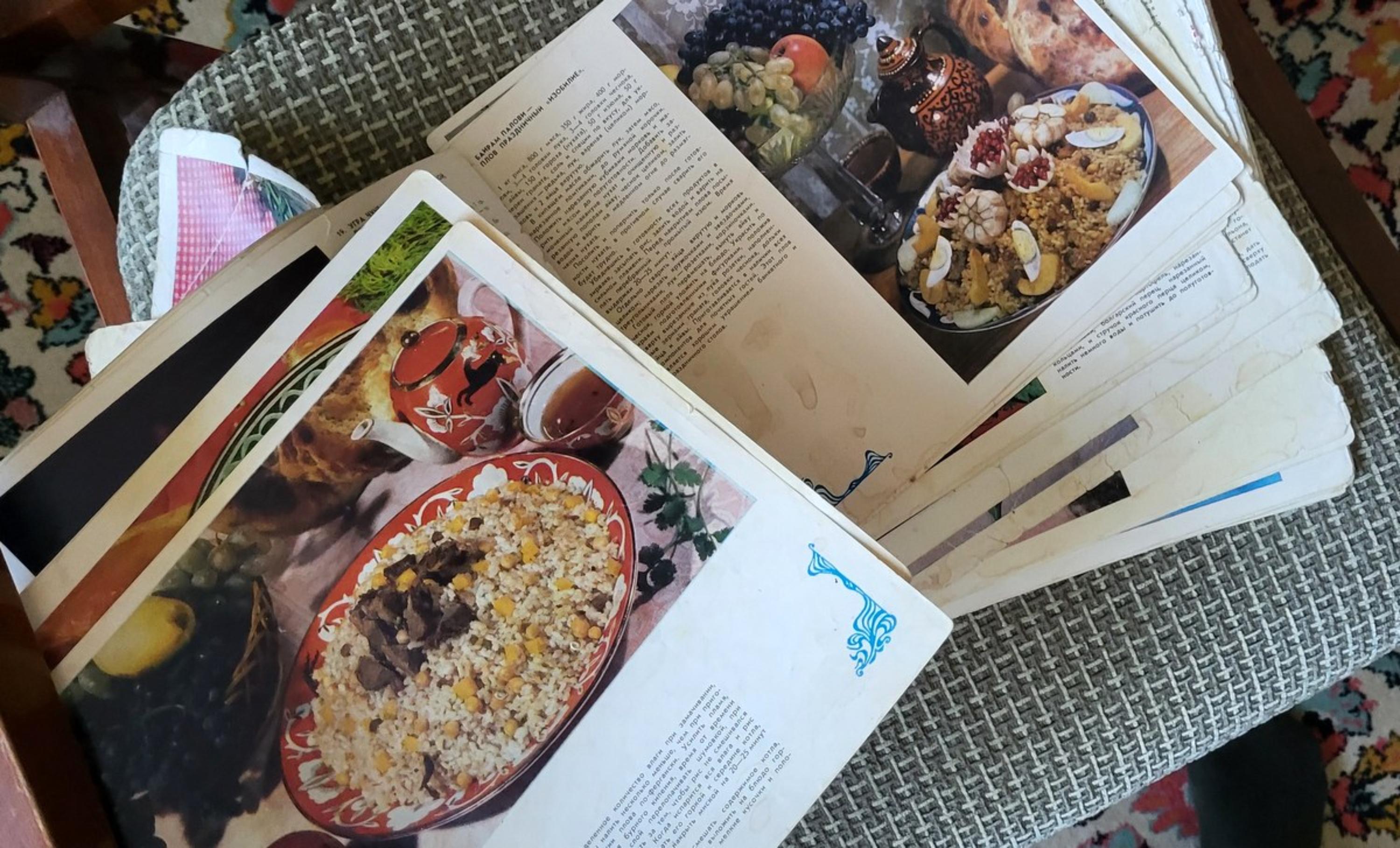 1970s Soviet Central Asian Recipe Book, 31 Detached Pages - 1J206 For Sale 1
