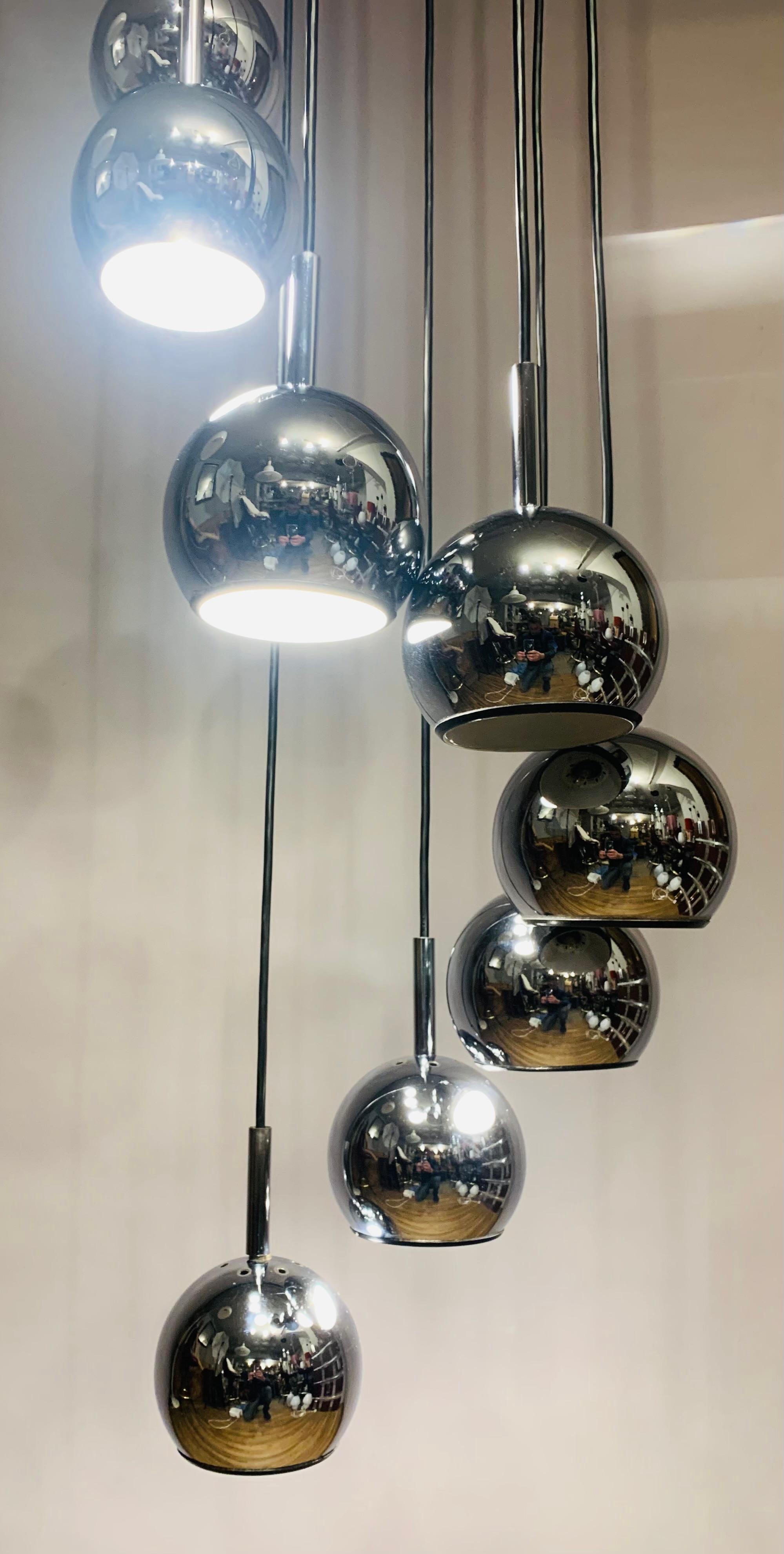 1970s Space Age 8 Chrome Cascading Globe with Black Wire Hanging Ceiling Light In Good Condition In London, England