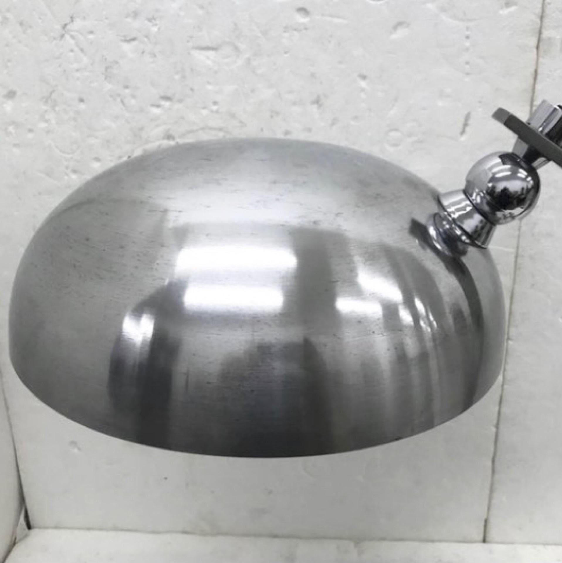 Une lampe de table italienne conçue et fabriquée dans les années 70, souvent attribuée à Arredoluce. La bonne qualité de cette lampe de table de l'ère spatiale le confirme. Elle fonctionne en 110-240 volts et nécessite une ampoule ordinaire e27.
