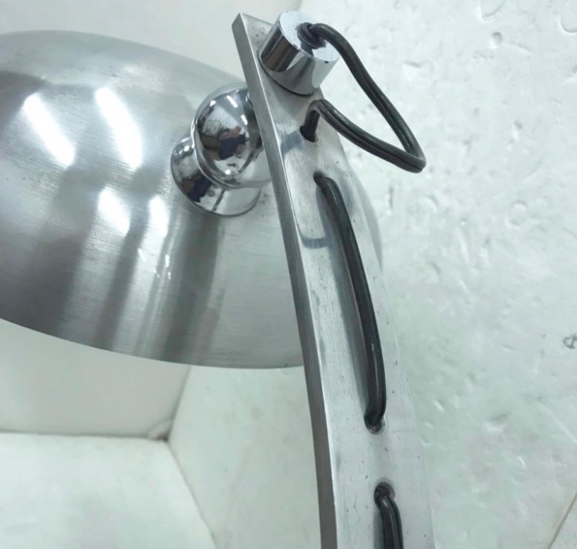 Lampe de table en aluminium de l'ère spatiale des années 1970 attribuée à Arredoluce Bon état - En vente à Aci Castello, IT
