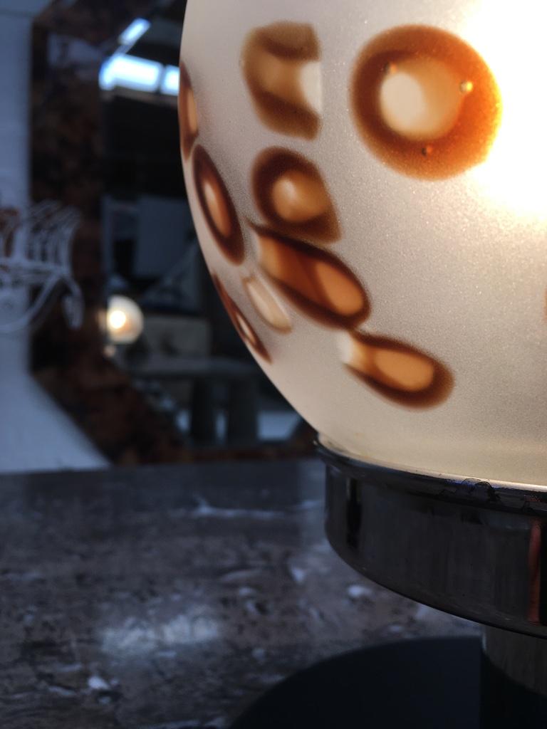italien lampe de table Space Age des années 1970 en verre d'art et chrome avec inclusions brunes et blanches en vente