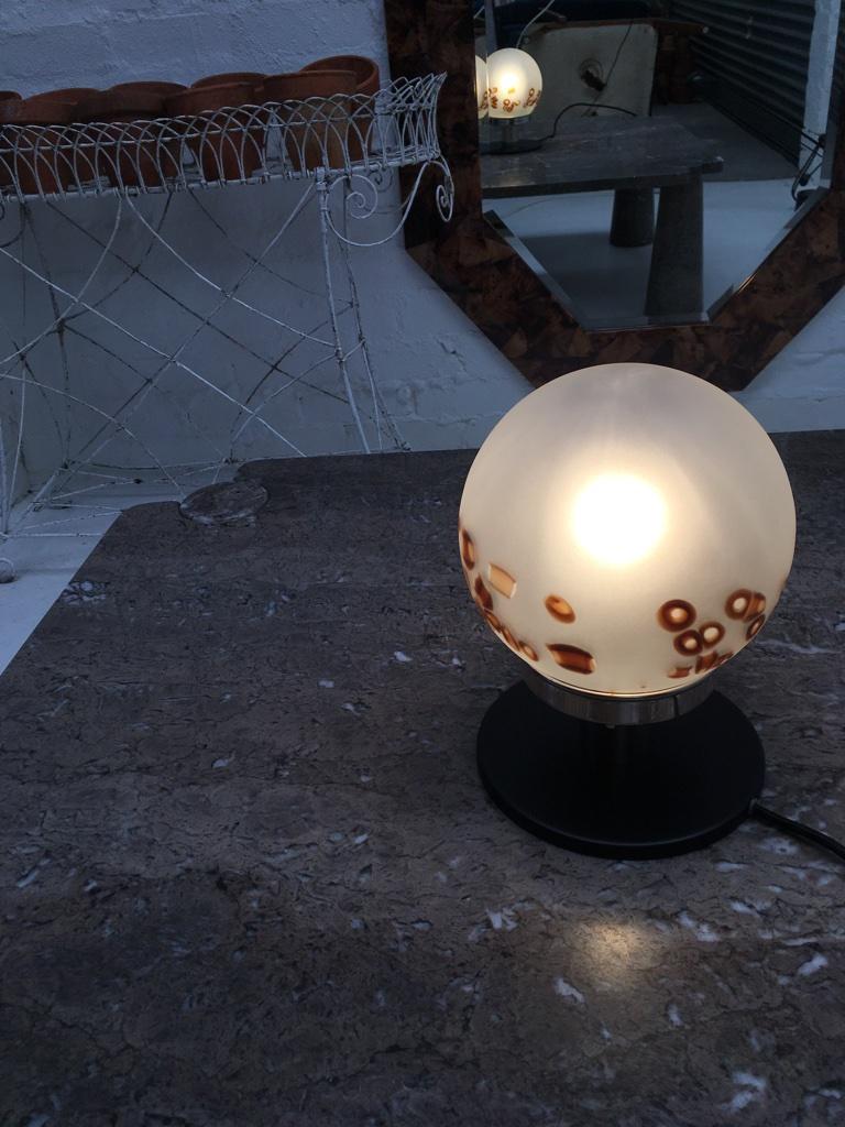 italien lampe de table Space Age des années 1970 en verre d'art et chrome avec inclusions brunes et blanches en vente
