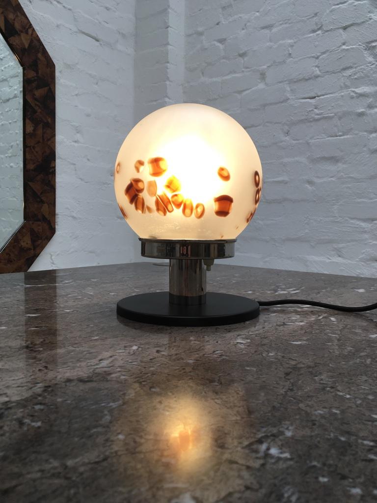 Italian 1970s Space Age Art Glass and Chrome Table Lamp with Brown and White Inclusions For Sale