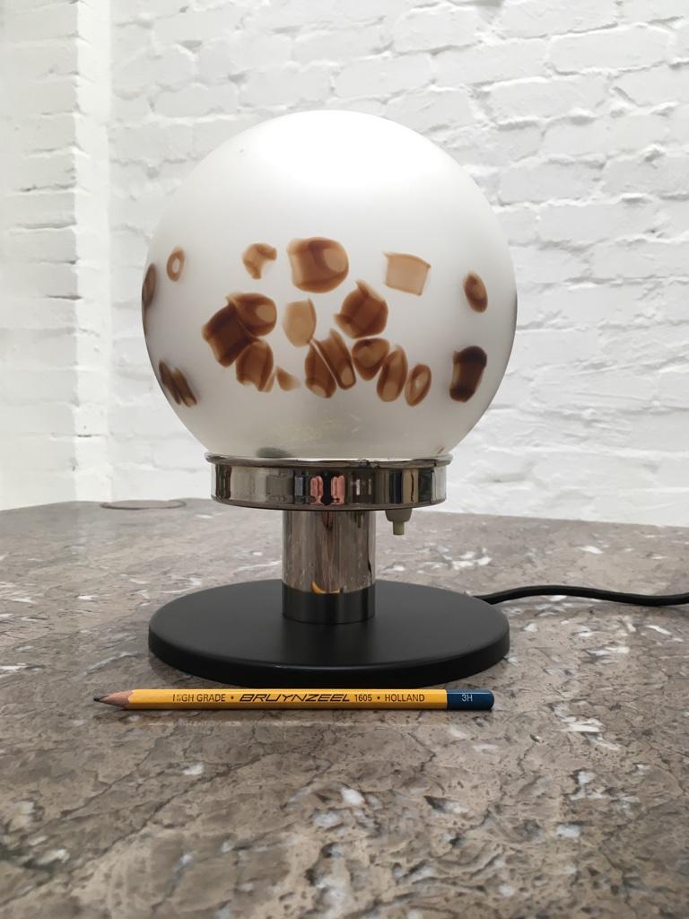Verre d'art lampe de table Space Age des années 1970 en verre d'art et chrome avec inclusions brunes et blanches en vente