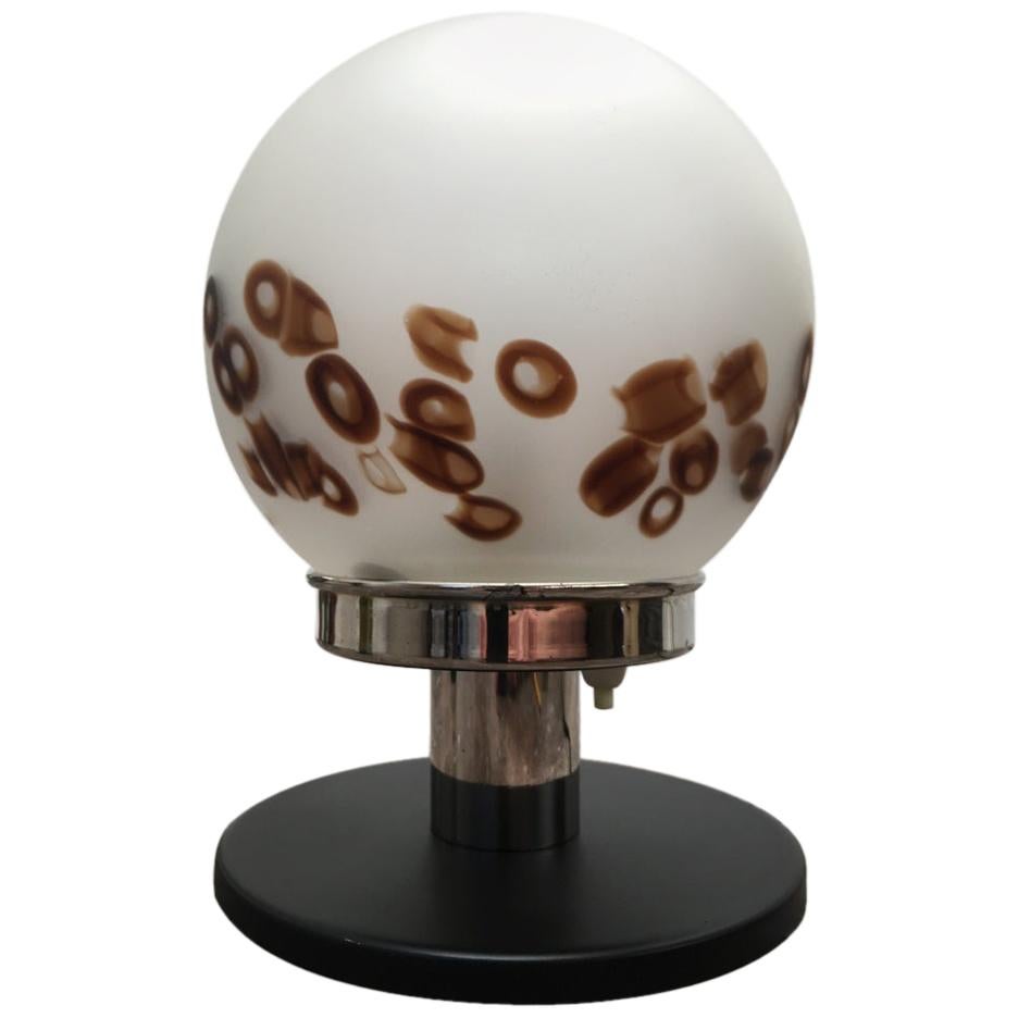 lampe de table Space Age des années 1970 en verre d'art et chrome avec inclusions brunes et blanches en vente