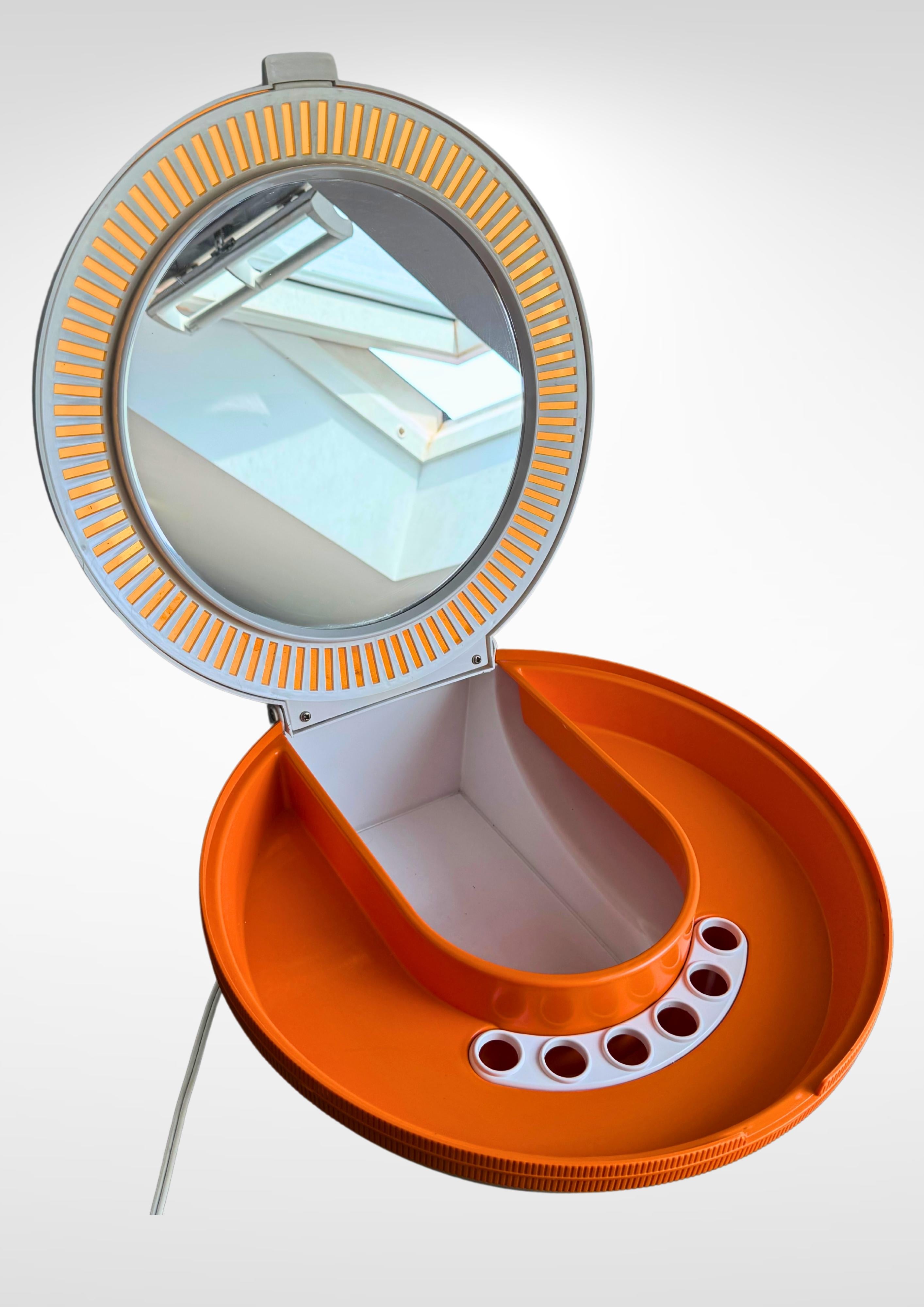 Specchio retroilluminato di Étienne Fermigier per Prisunic Holland, design dell'era spaziale dei primi anni '70.
Lo specchio da tavolo retroilluminato 