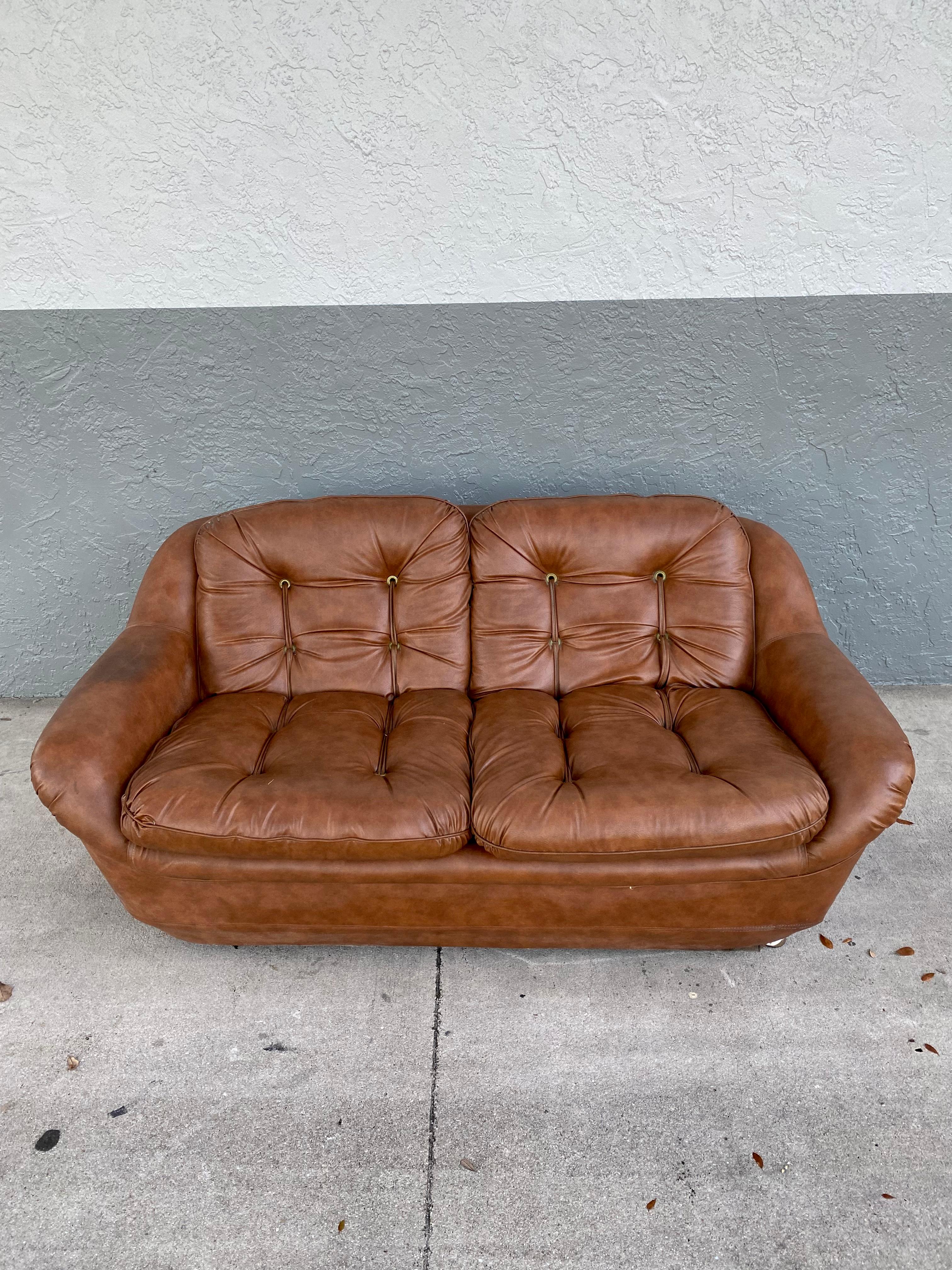 Fin du 20e siècle 1970 Space Age Baseball Glove Curved Sofa Loveseat en vente