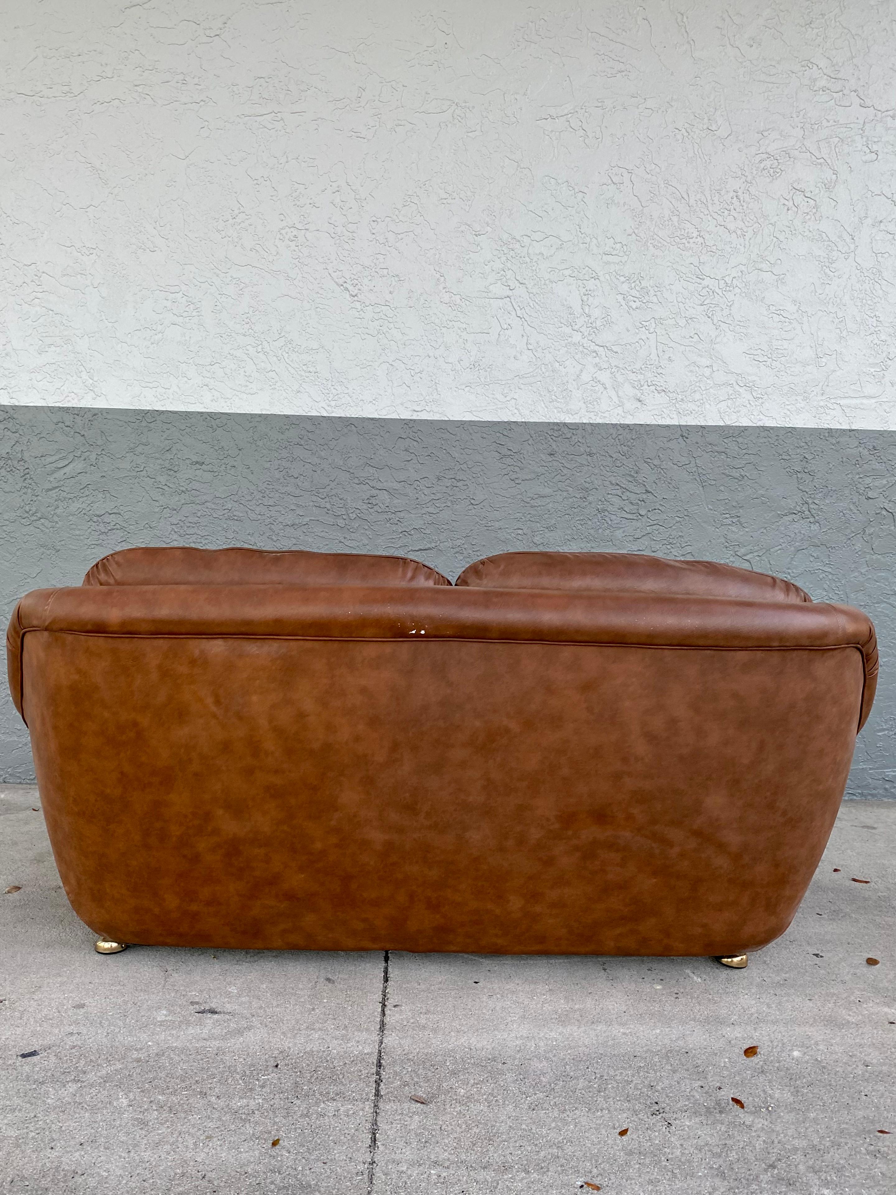 Imitation cuir 1970 Space Age Baseball Glove Curved Sofa Loveseat en vente