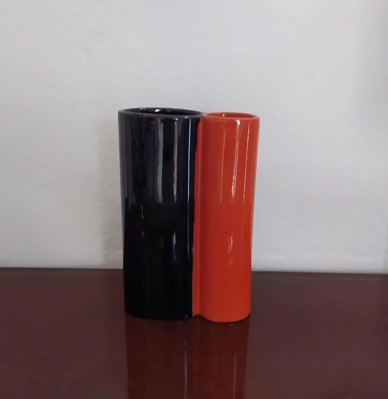 1970s Space age black and orange vase in ceramic by Gabbianelli, Made in Italy.