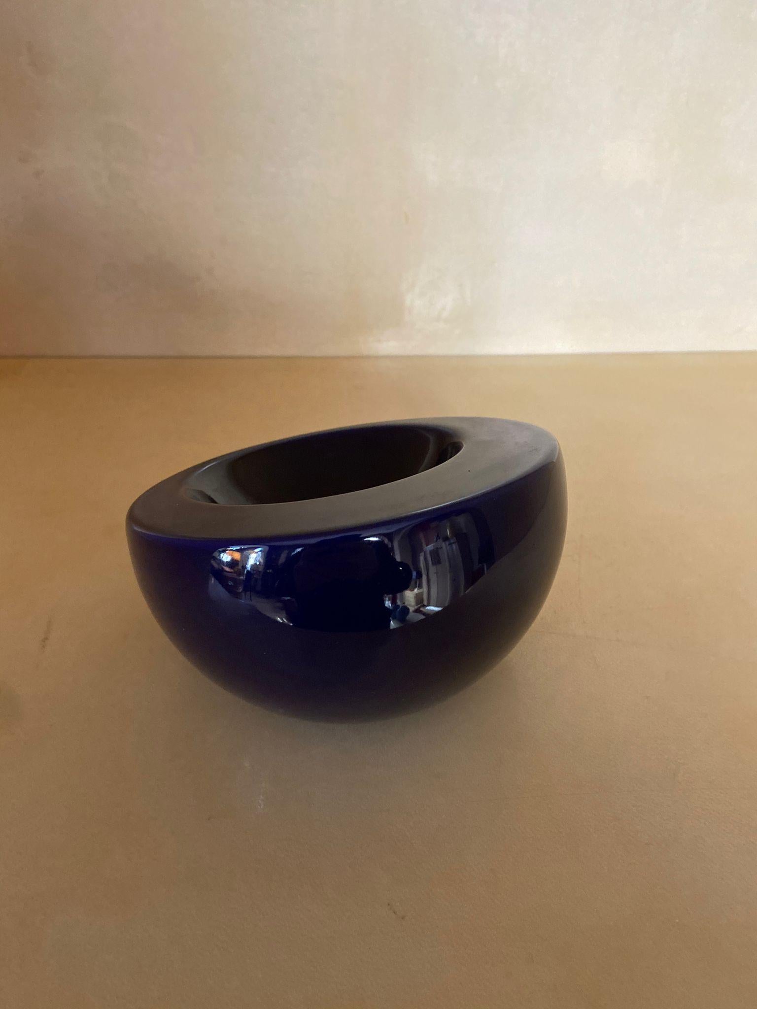 1970s Space Age blue ashtray in ceramic by Gabbianelli, made in Italy.