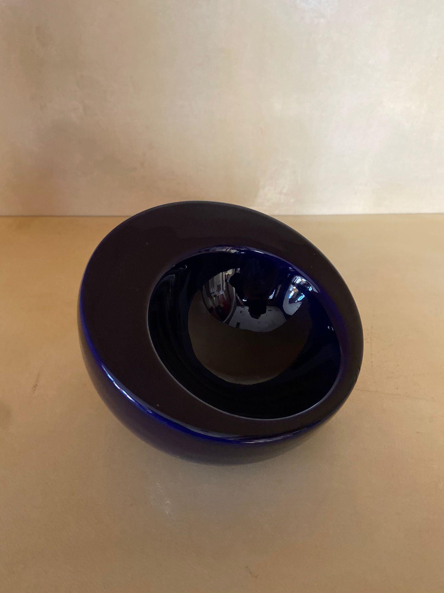 1970s Space Age Blue Ashtray in Ceramic by Gabbianelli, Made in Italy In Excellent Condition In Milan, IT