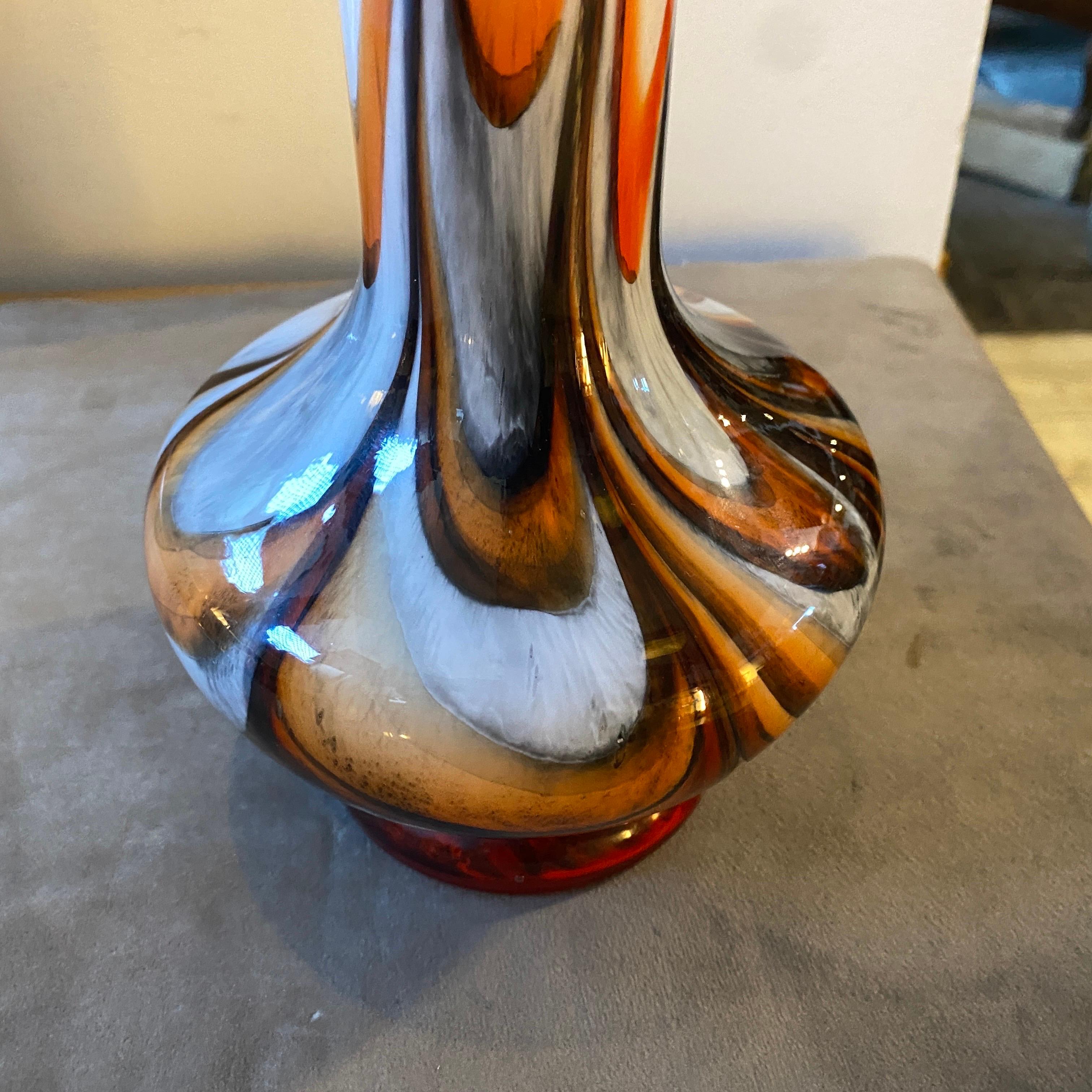 Un vase iconique en verre opalin orange, brun et noir, conçu et fabriqué en Italie, en très bon état. Ce vase incarne l'esthétique audacieuse et futuriste caractéristique de l'ère spatiale. Carlo Moretti, verrier italien, était connu pour son
