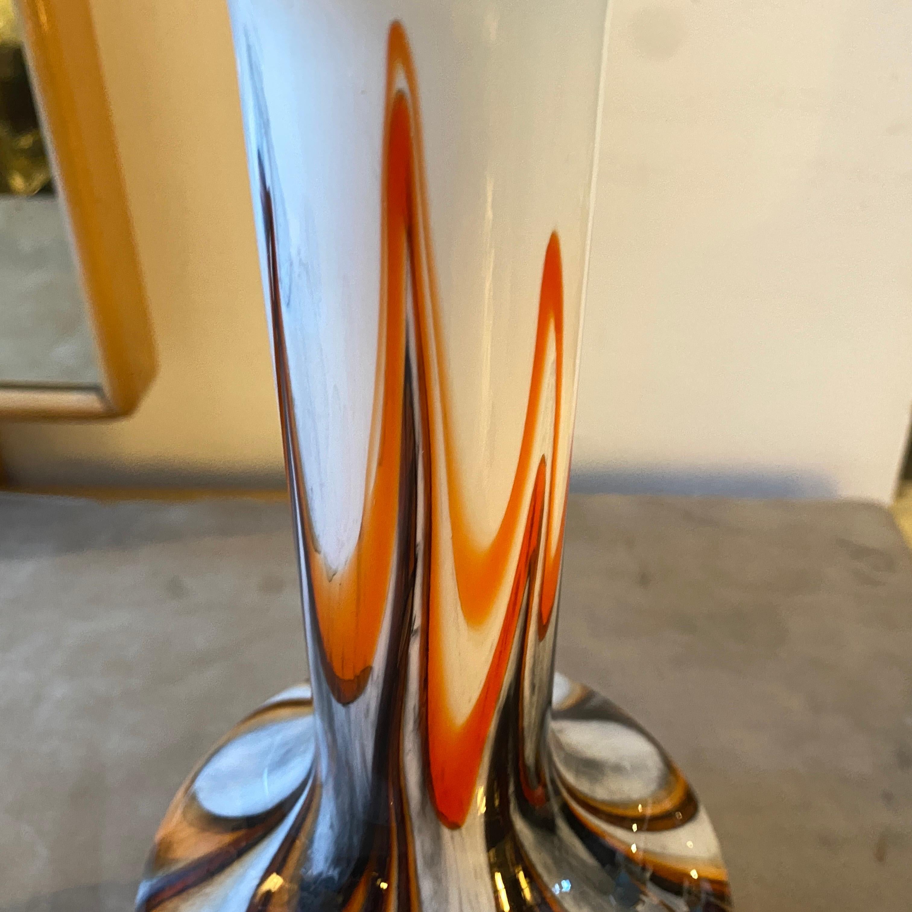 Fait main 1970 Space A Space Carlo Moretti Vase en verre opalin orange et Brown en vente