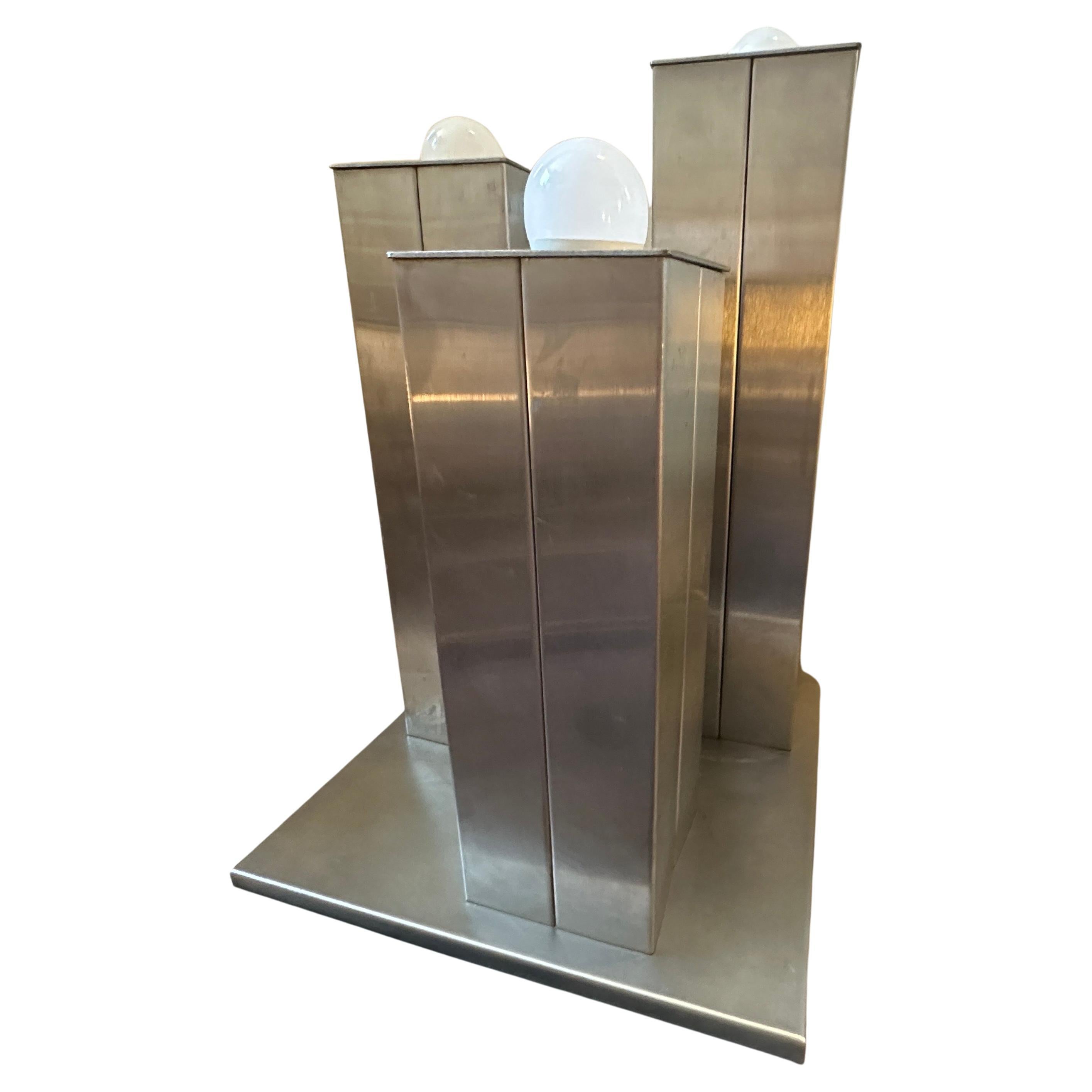 Lampada da tavolo quadrata italiana in metallo cromato stile Reggiani degli anni '70