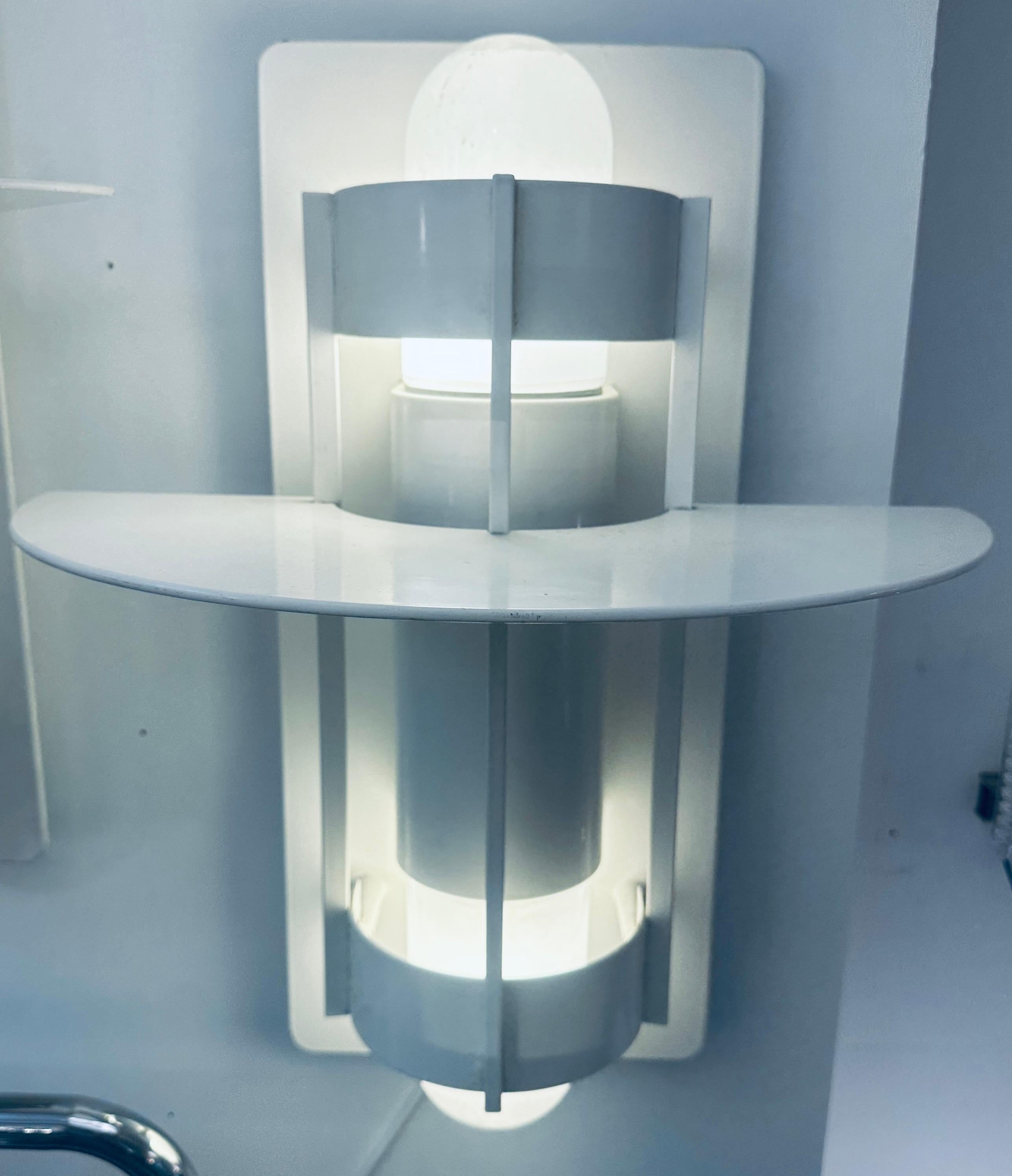 Un'applique da esterno (ma anche da interno) assolutamente straordinaria, realizzata dal produttore danese Louis Poulsen.  Si tratta della versione 