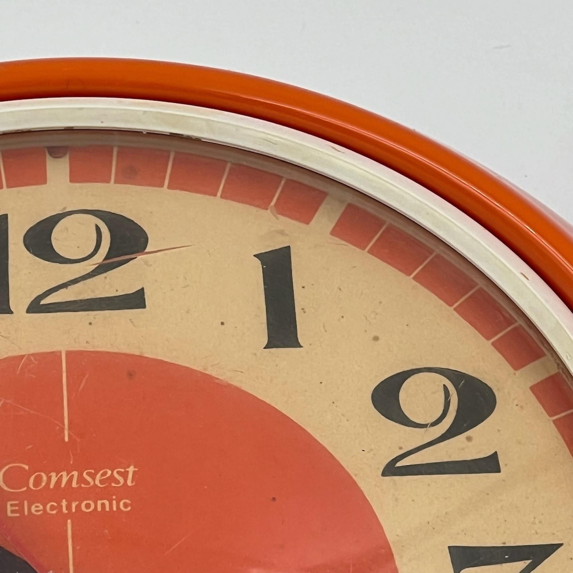 1970s Space Age Design Clock by Comsest - Rare Orange Decor Made in Italy In Good Condition In San Benedetto Del Tronto, IT